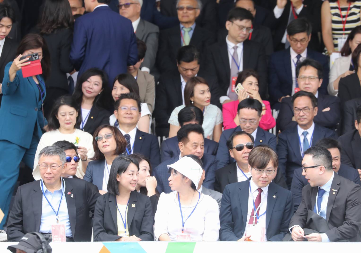 柯文哲(下排左1)今與時代力量主席王婉諭(下排左2)坐在一起。
