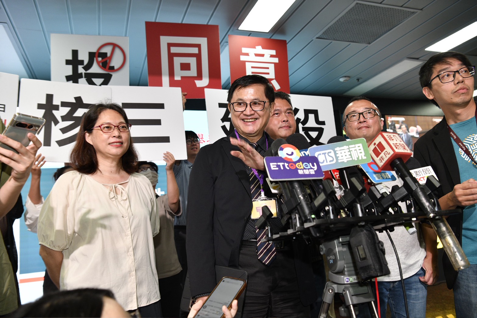 和碩集團董事長童子賢重申「核綠共存」，並強調火力發電以大氣為垃圾場恐傷害全民健康。（鏡報李智為攝）