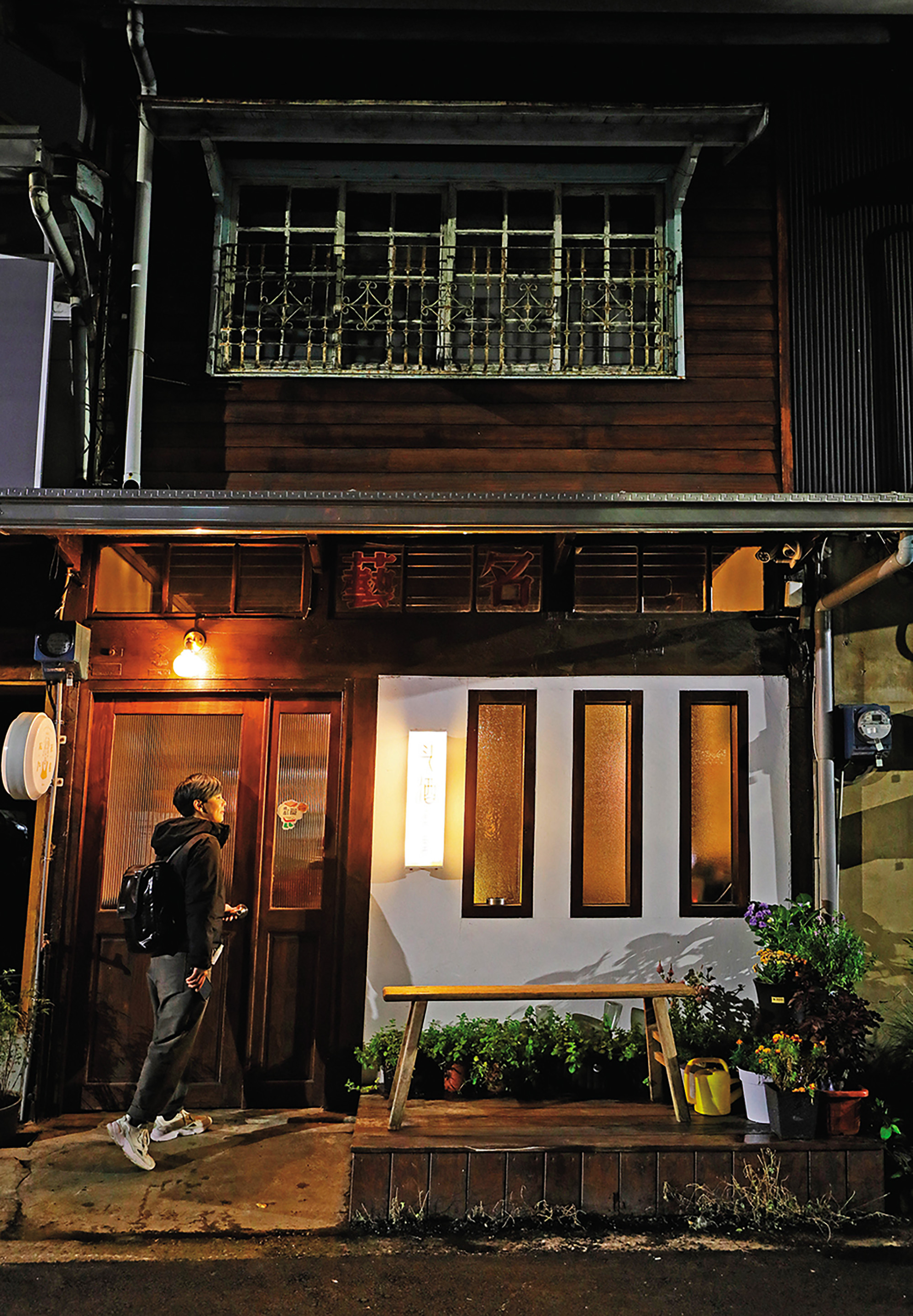 「斗酒」位於嘉義成仁街與蘭井街交叉口，前身是藤椅家具店。