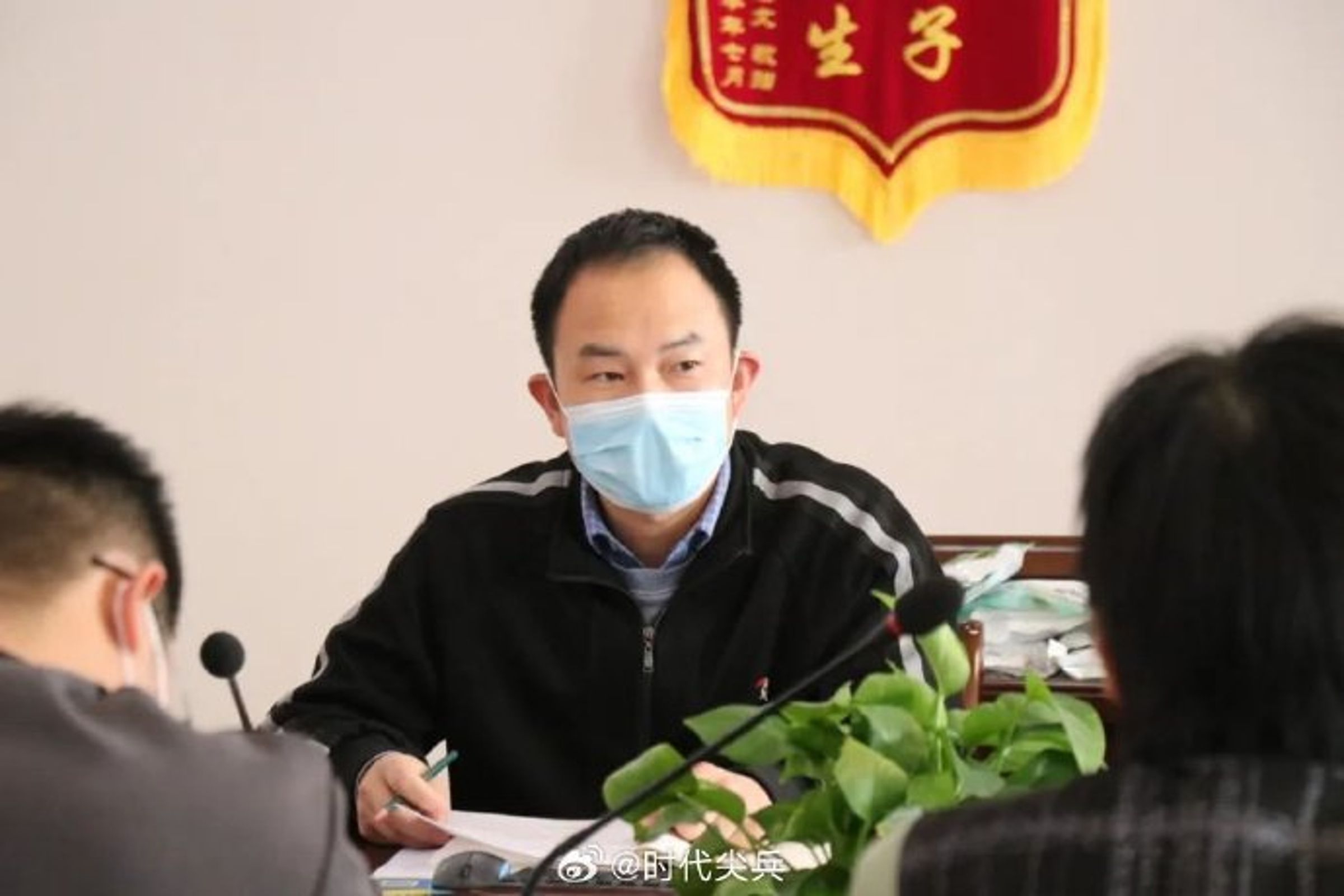 變態老師把學校當後宮！「課輔」女學生影片曝光，上下其手猥褻強吻。（翻自微博）