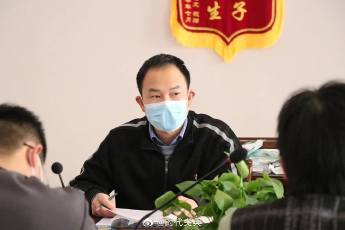 變態老師把學校當後宮！「課輔」女學生影片曝光，上下其手猥褻強吻。（翻自微博）