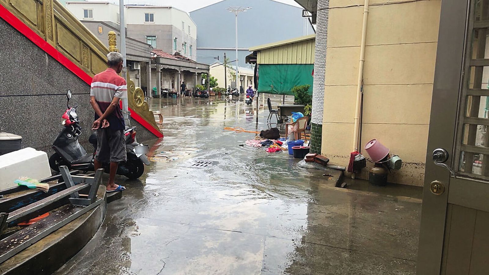 高雄旗津汙水廠因丹娜絲颱風導致管線破裂，逾50戶民宅受波及。（高雄市水利局提供）