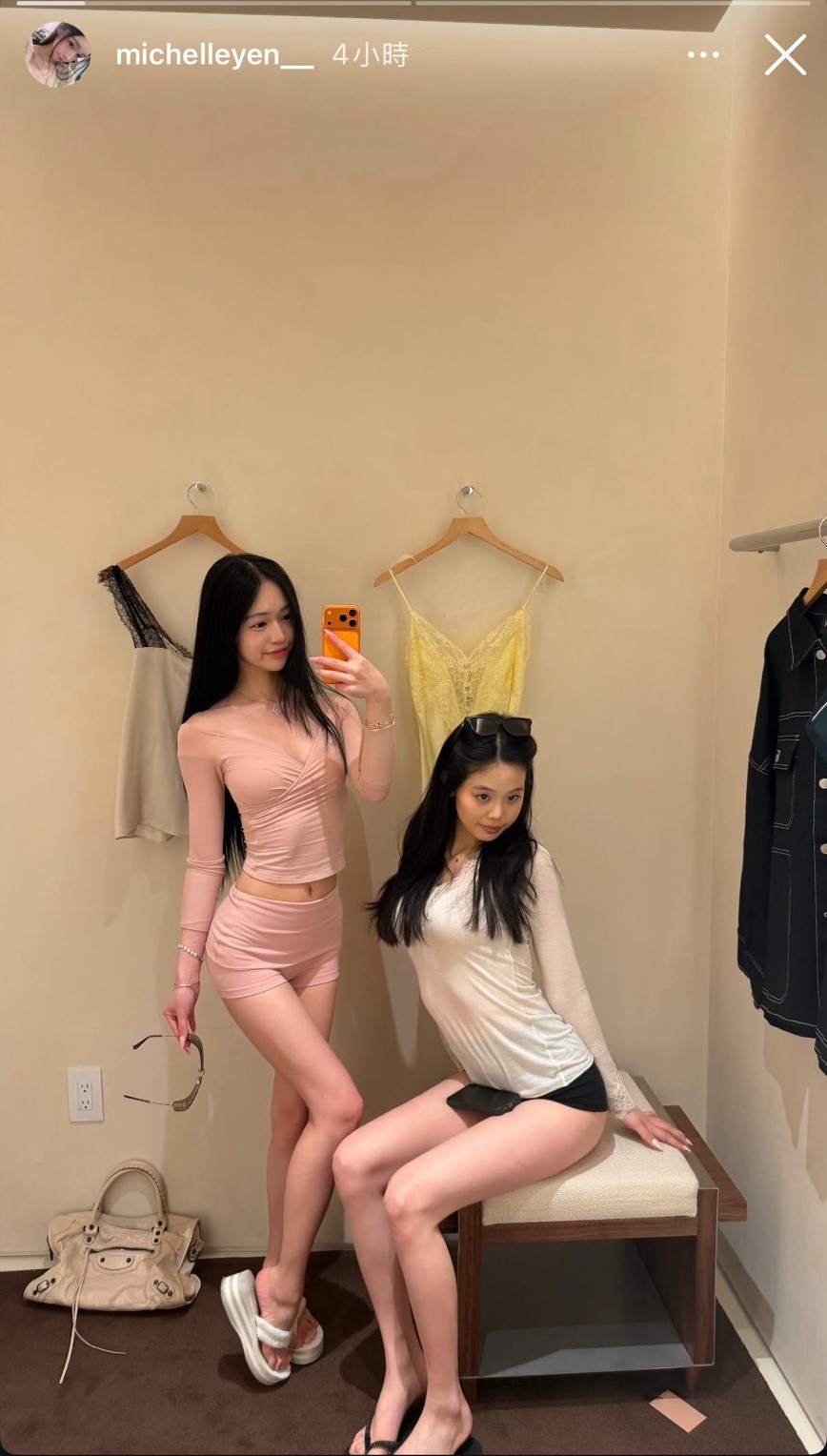 Michelle(左)與友人在試衣間裡自拍,Balenciaga的包包被丟在地上。(翻攝michelleyen__ IG)