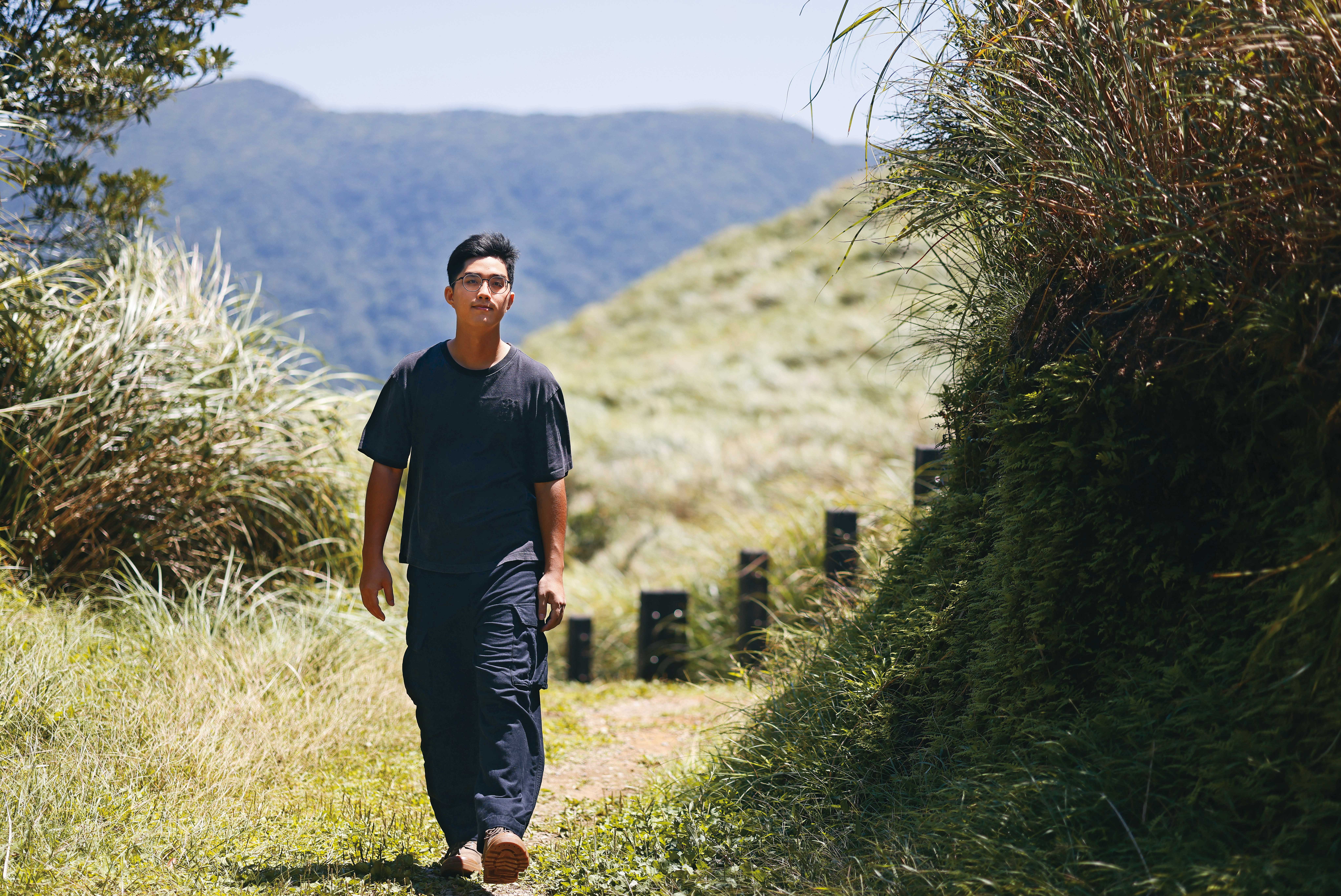 最近出版《台灣苔蘚微觀誌》 的徐子耘，大學常跑陽明山做自然觀察，炎夏這天他帶我們到擎天崗旁的小路，不起眼的土牆滿覆小金髮苔與白髮苔。