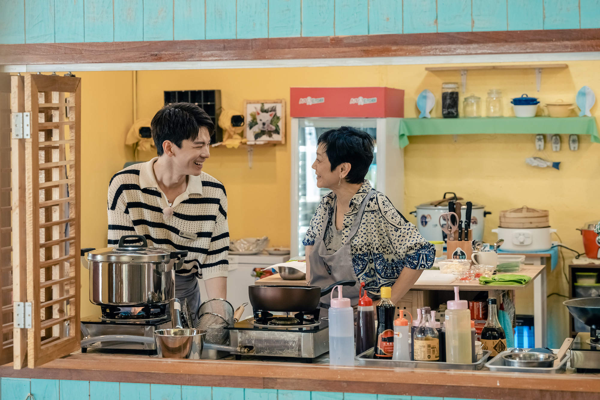 林柏宏當小幫手，主廚張艾嘉特別提醒他「不是來度假！」（泰坦星文創影視提供）