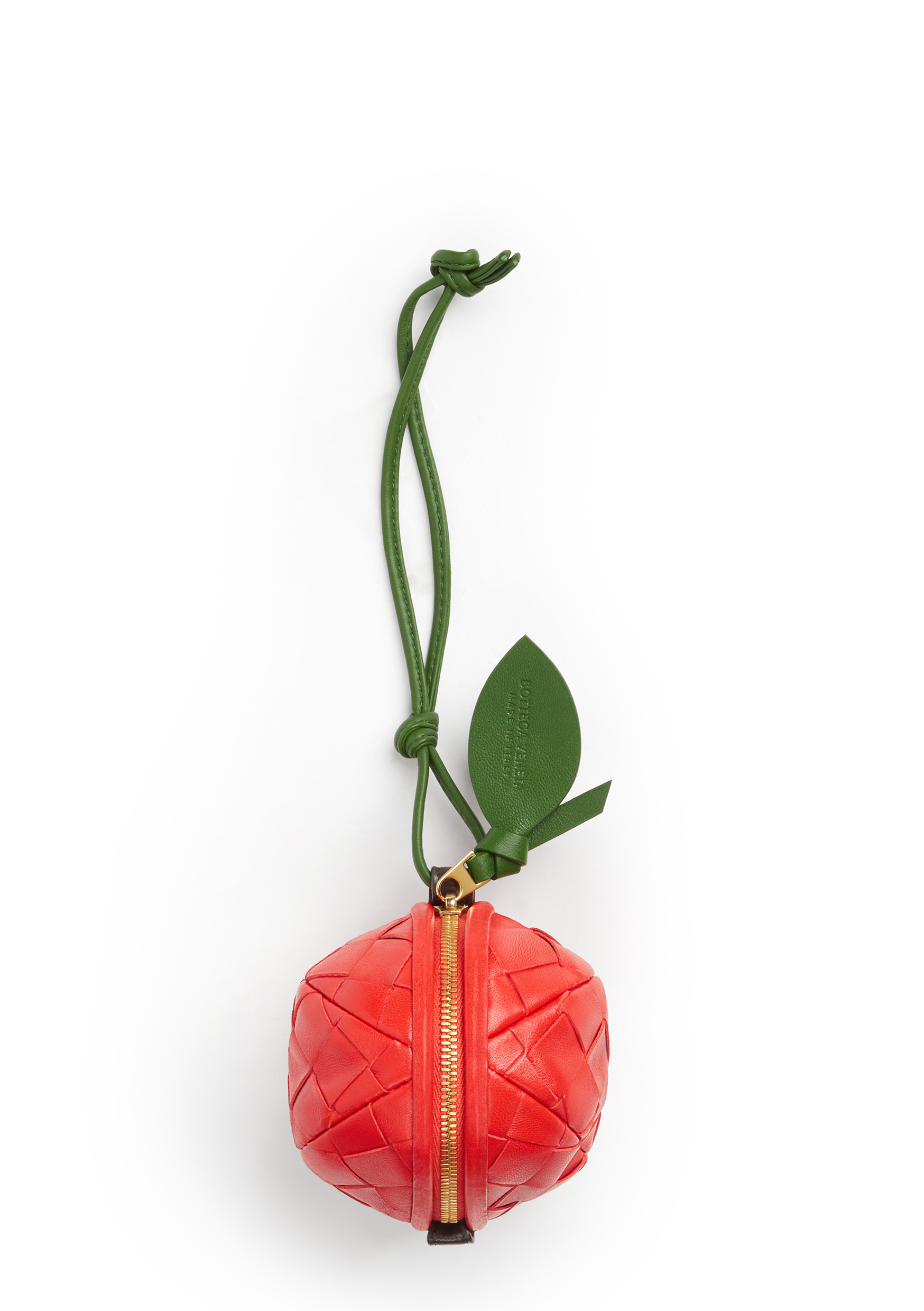 編織蘋果吊飾。NT$33,200(BOTTEGA VENETA提供)