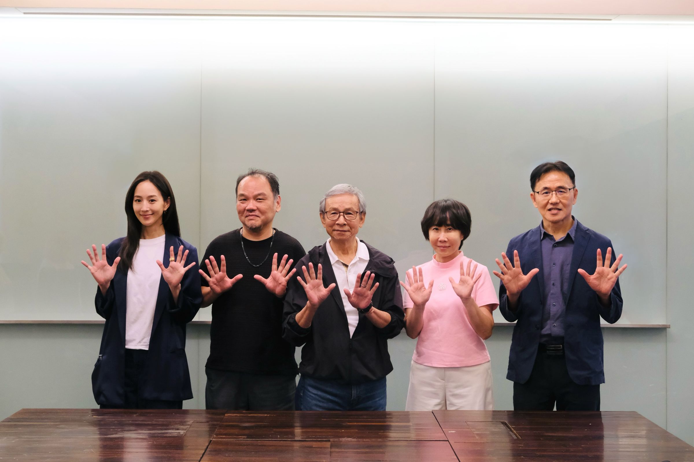第10屆移民工文學獎邀請具文學、影視、議題等多元背景的評審團。左起張鈞𡩋、管中祥、吳念真、林巾力、蔡淇華。(社團法人台灣野草創作家協會、瀚草文創提供)