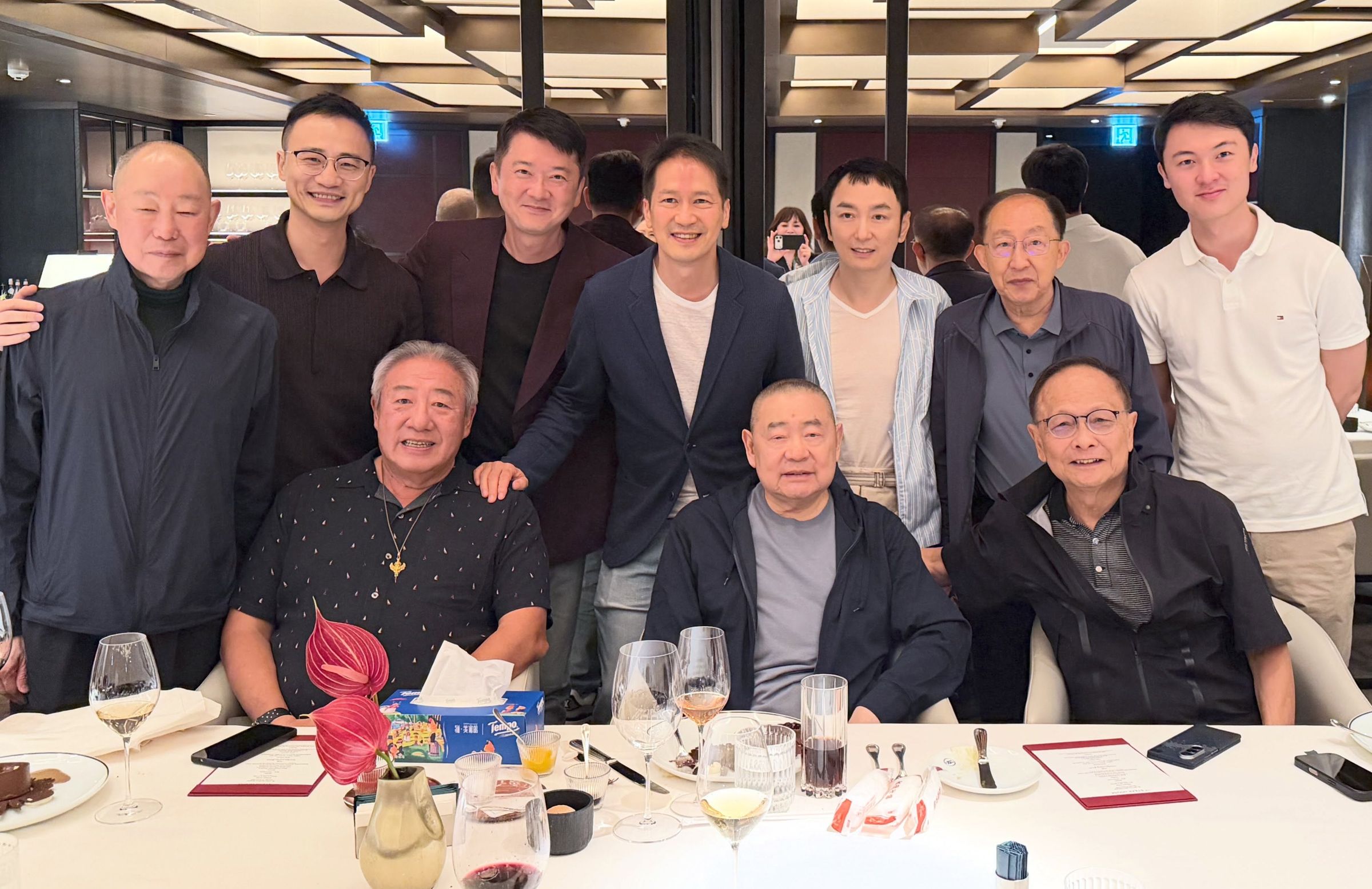 「大劉」劉鑾雄(前排中)與胞弟「細劉」劉鑾鴻(後排左一)罕見同框。(IG@jefferyyau)