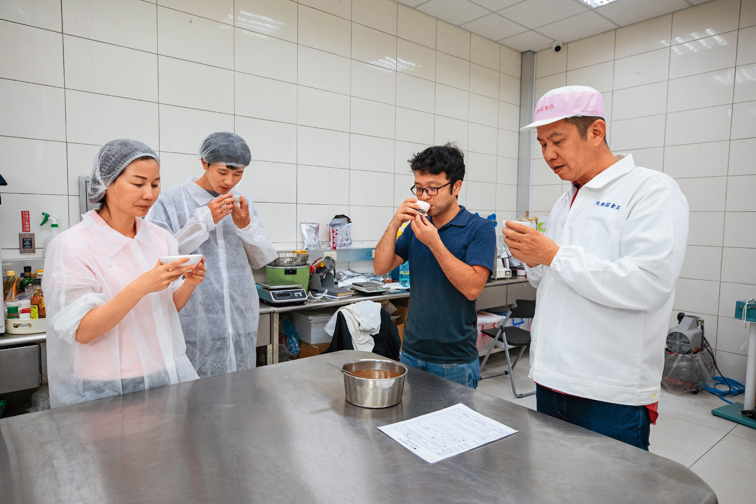除了自主開發新品項,吳政憲(右1)說很多客戶也會提出需求,再與元進莊一起合作研發新菜色,妻子吳姵羽(左1)與兒子(左2)也會參與試吃。