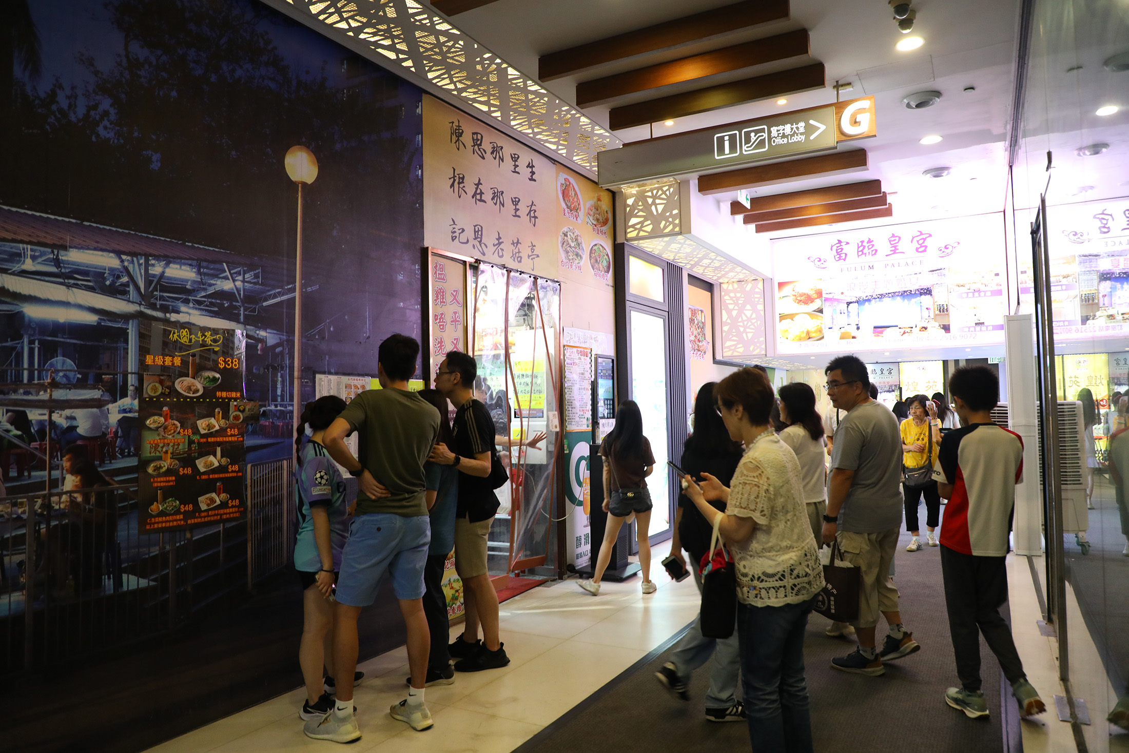陳根記在週末晚間生意火爆，建議提前傍晚五點半前抵達，省去排隊等候時間。