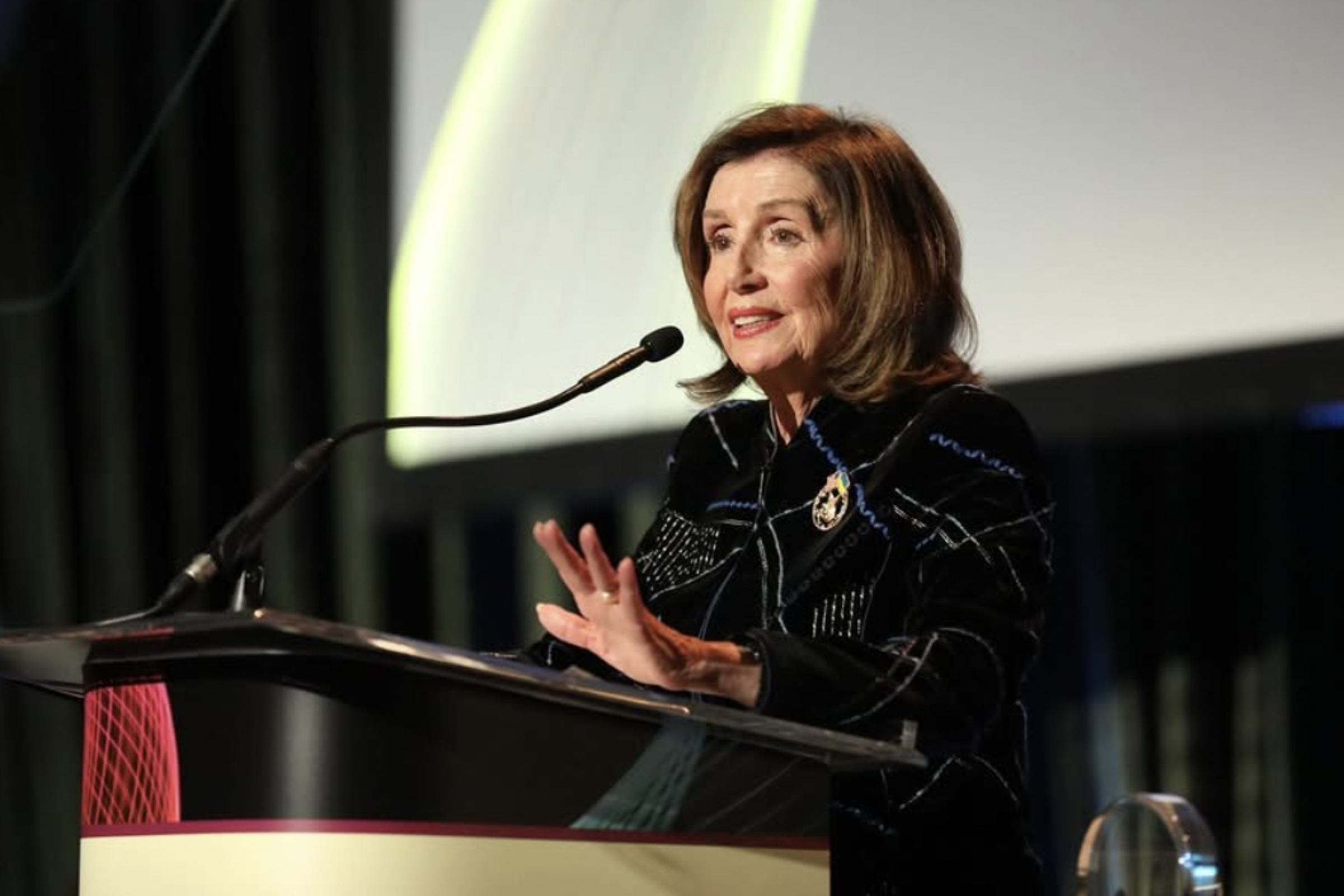 美國前眾議院議長裴洛西（Nancy Pelosi），驚傳在出席活動時不慎受傷。（翻攝自IG@speakerpelosi）