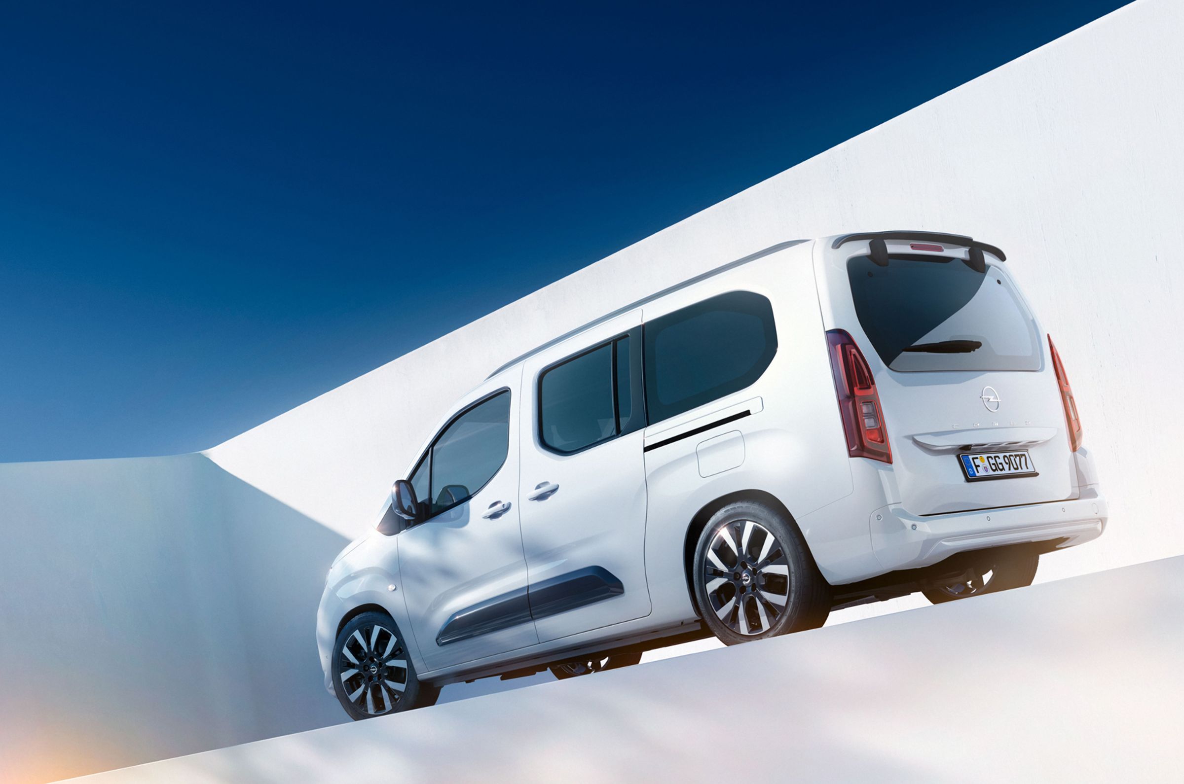 OPEL COMBO車長達4.76米,搭載1.5升柴油動力系統,並配備17吋鋁圈,採全車烤漆設計。