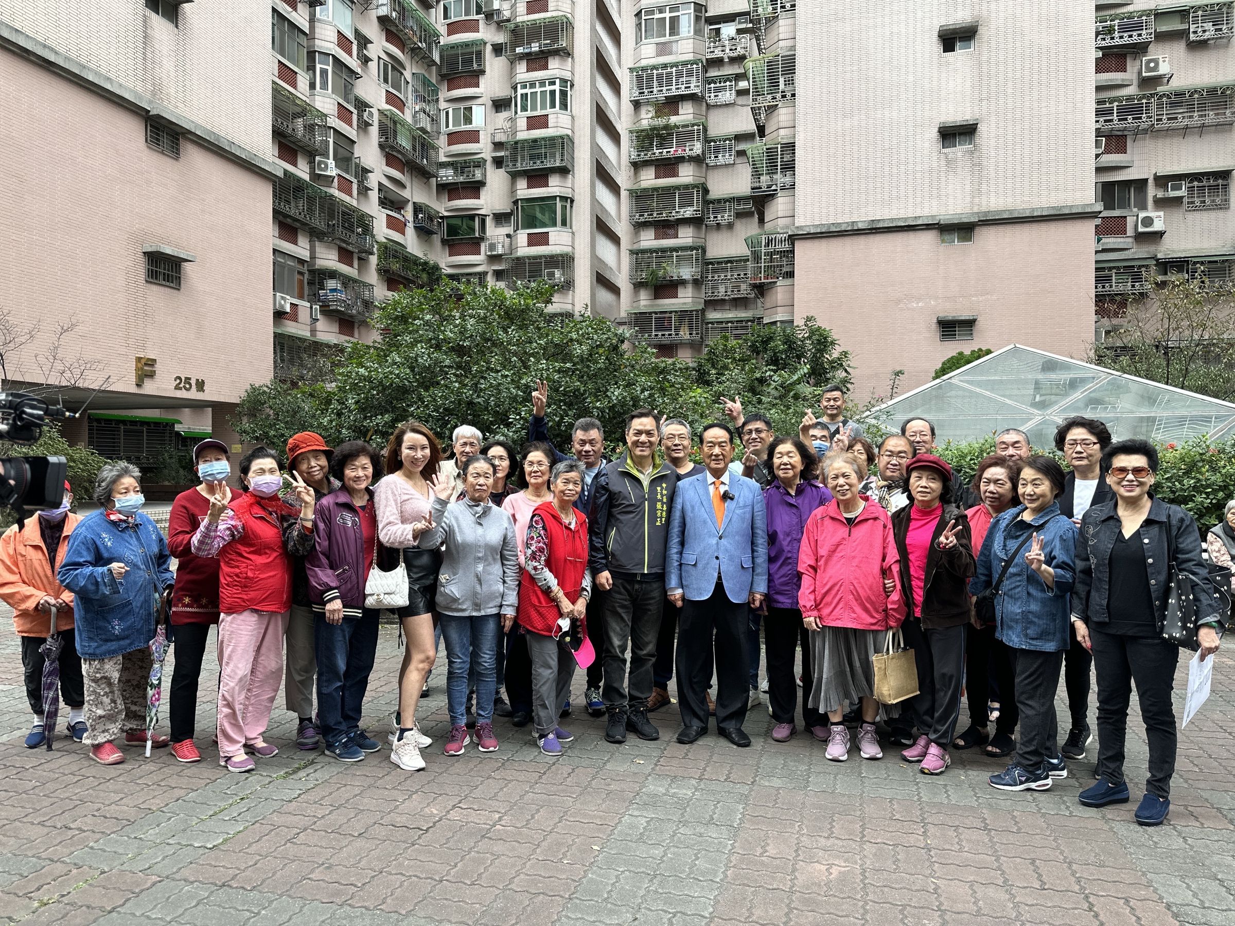 宋楚瑜要民眾票投親民黨，讓親民黨重返國會，全力推動眷村改建。（宋楚瑜辦公室提供）