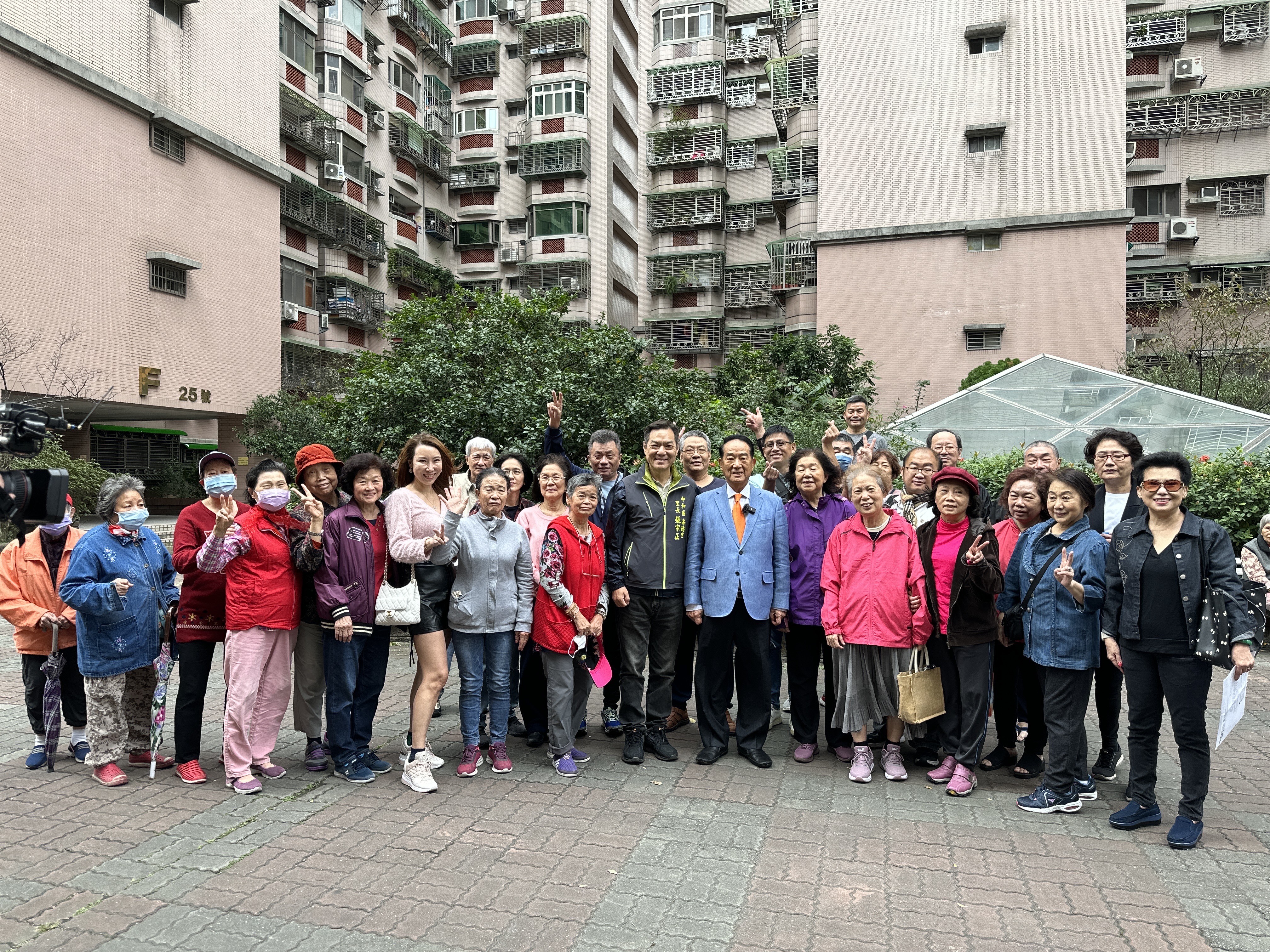 宋楚瑜要民眾票投親民黨，讓親民黨重返國會，全力推動眷村改建。（宋楚瑜辦公室提供）