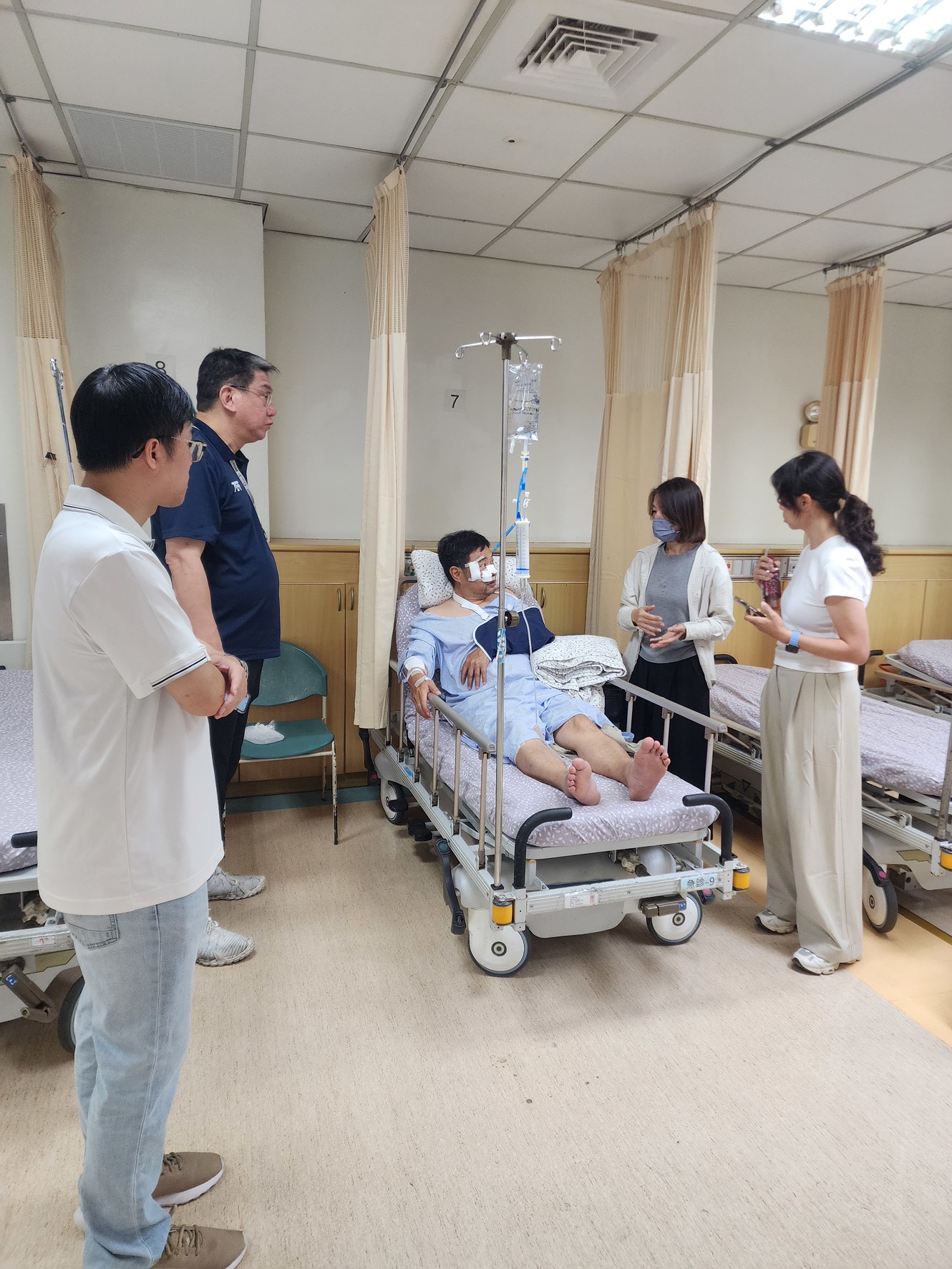 受傷的陳姓小隊長治療修復中。（警方提供）