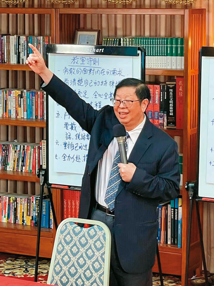 黃振輝（圖）夫妻擔任心理課程講師，以心理劇方式要求學員分組大爆隱私，有人情緒失控大哭，有人還遭性騷擾。（翻攝P.O.P.黃老師．呂老師臉書）