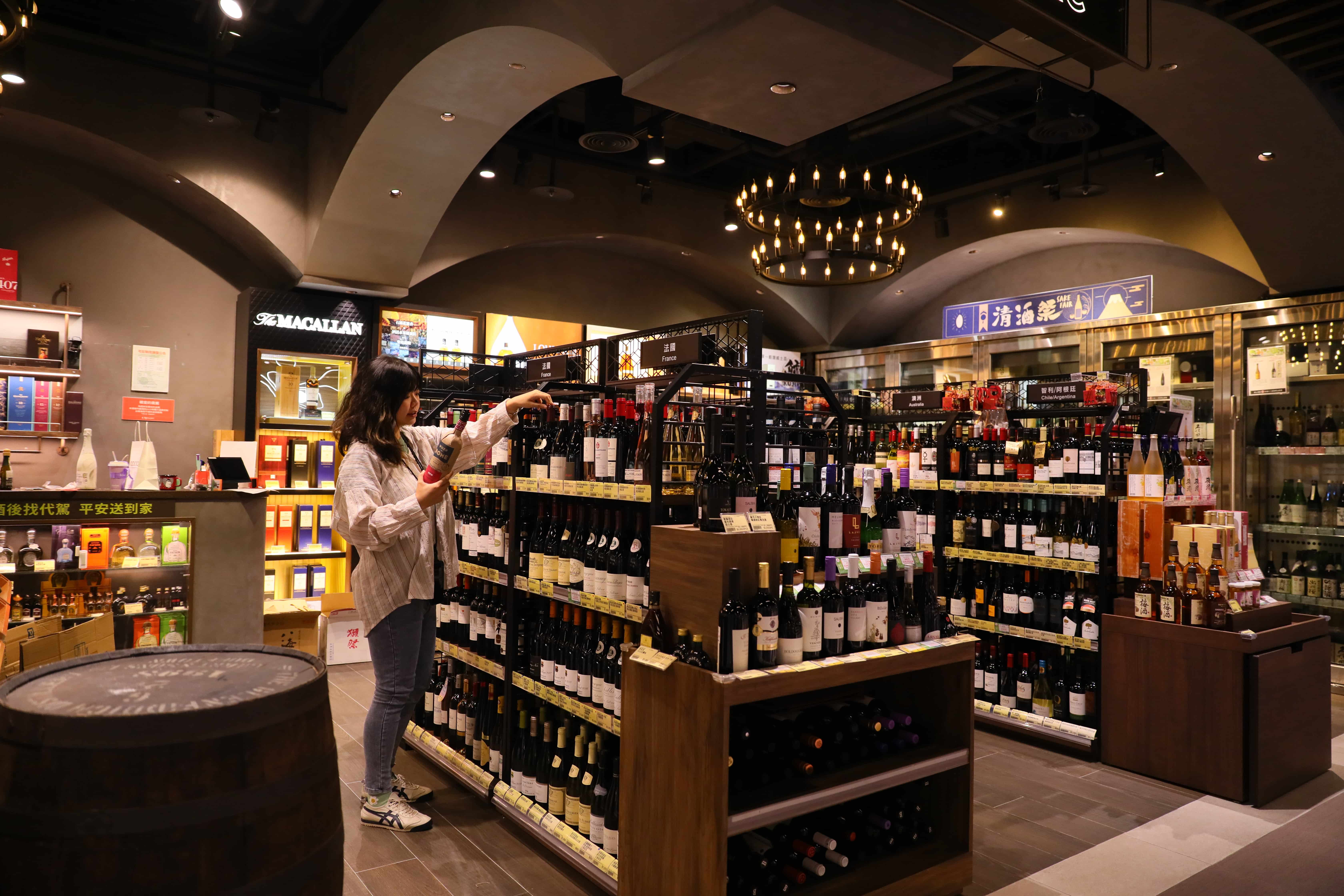 「city'super」酒窖臥虎藏龍，各式紅白酒、烈酒、日本清酒琳瑯滿目超好逛。