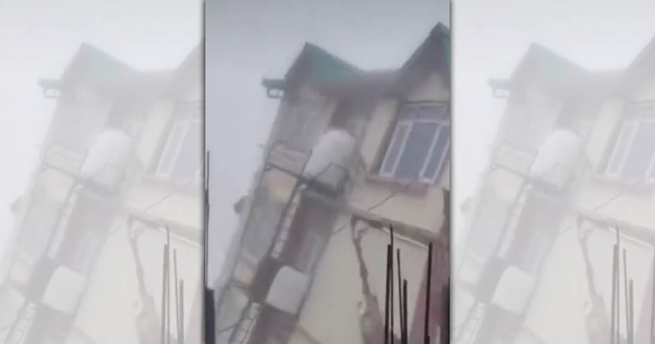 印度暴雨來襲，5層樓建築瞬間倒塌。（翻攝自X）