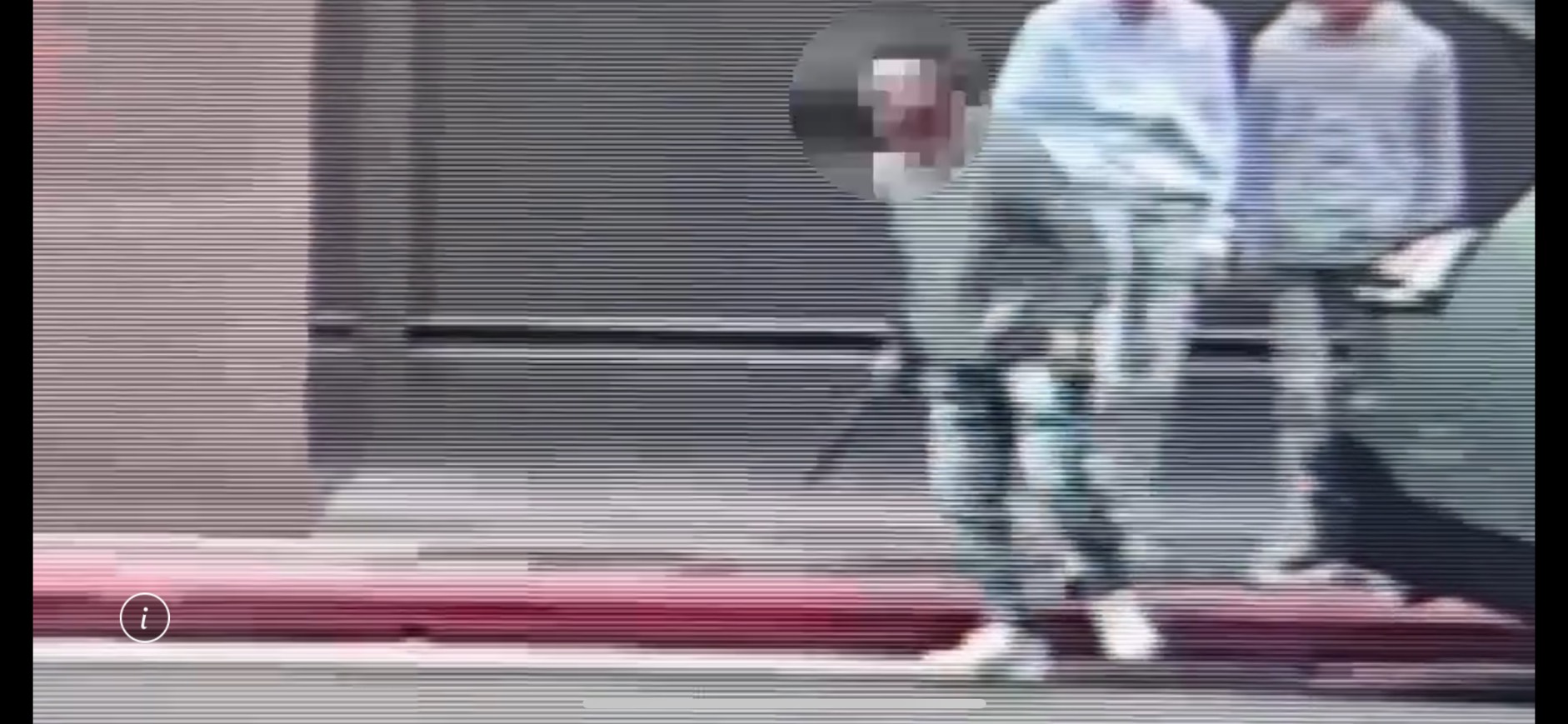 周嫌自車上取出作案用刀械。（警方提供）