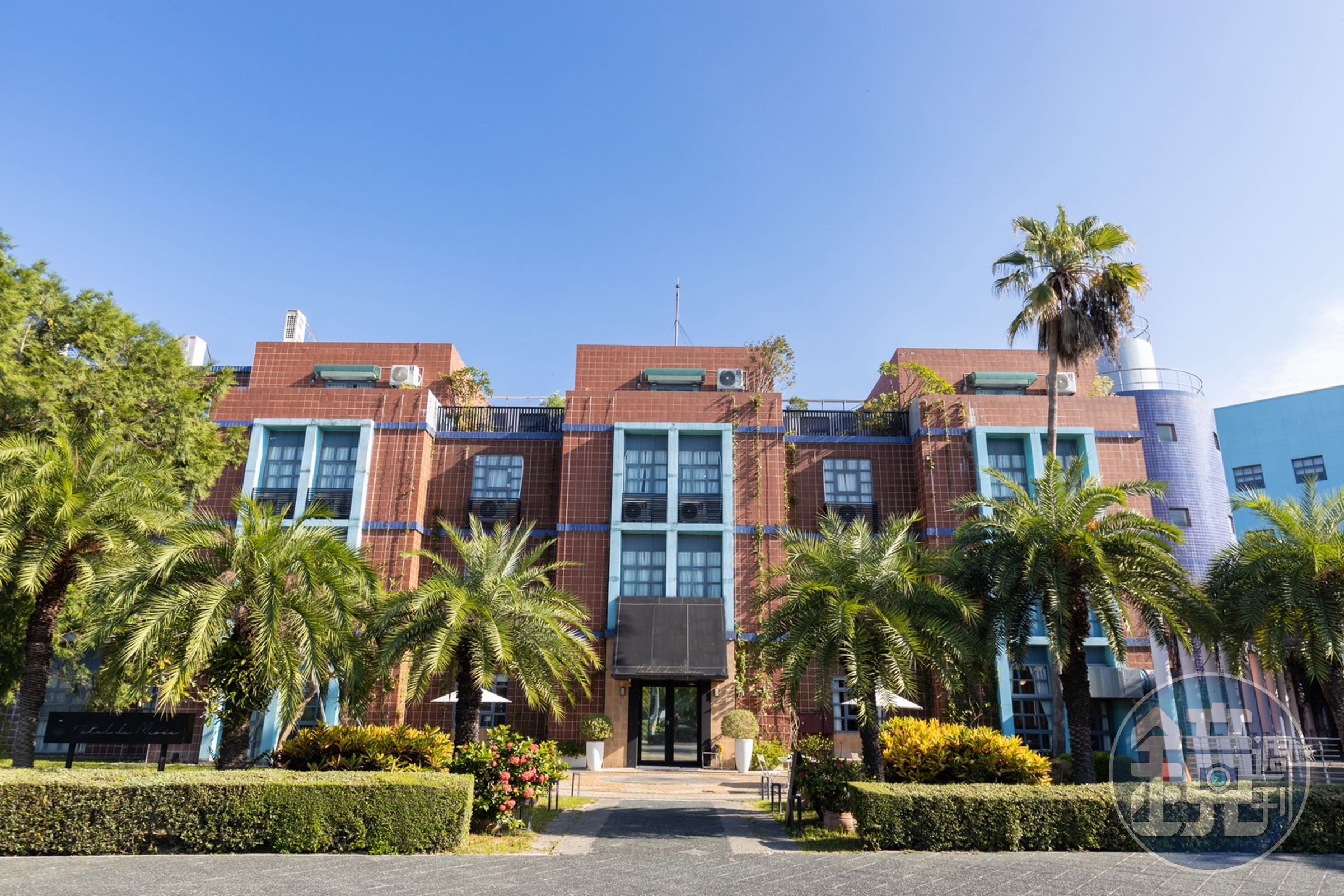 台東旅行博物館延續史前文化博物館的外觀,磚紅色的外牆以天藍色線條裝飾,整體色調更為顯眼。