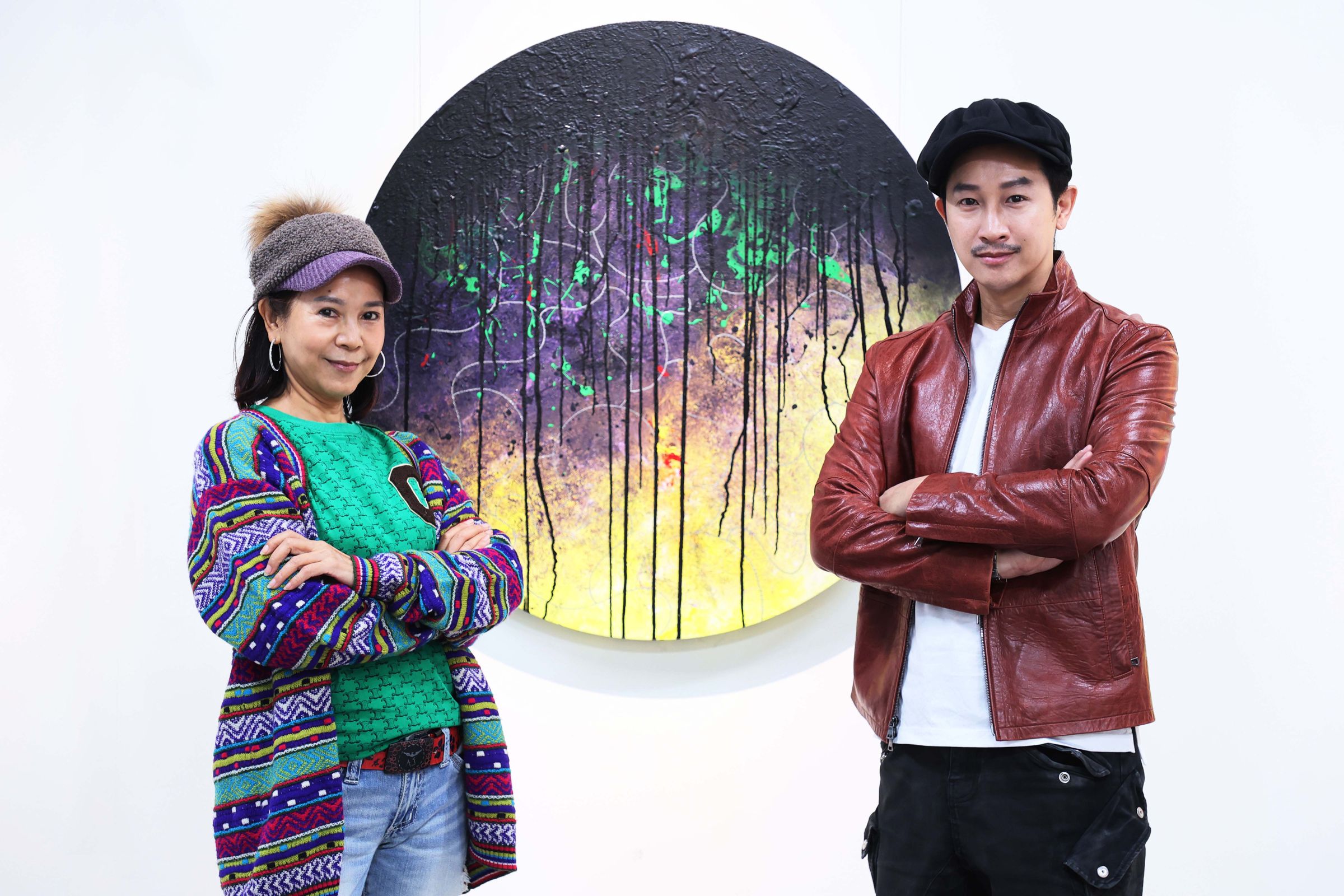 Darren(右)為藝術家小阿姨陳玉庭(左)布展。(杰威爾音樂提供)