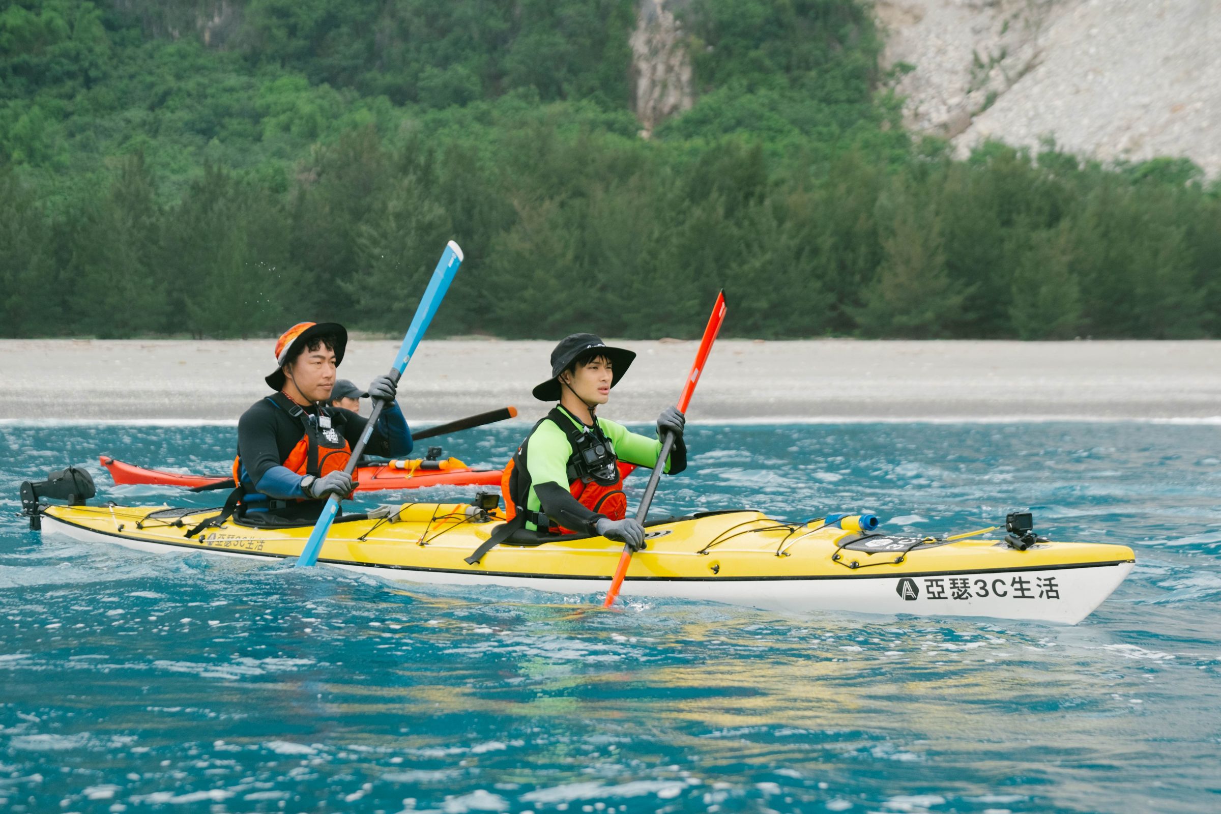 夏浦洋、郭泓志一組挑戰划獨木舟到石垣島。(三立提供)