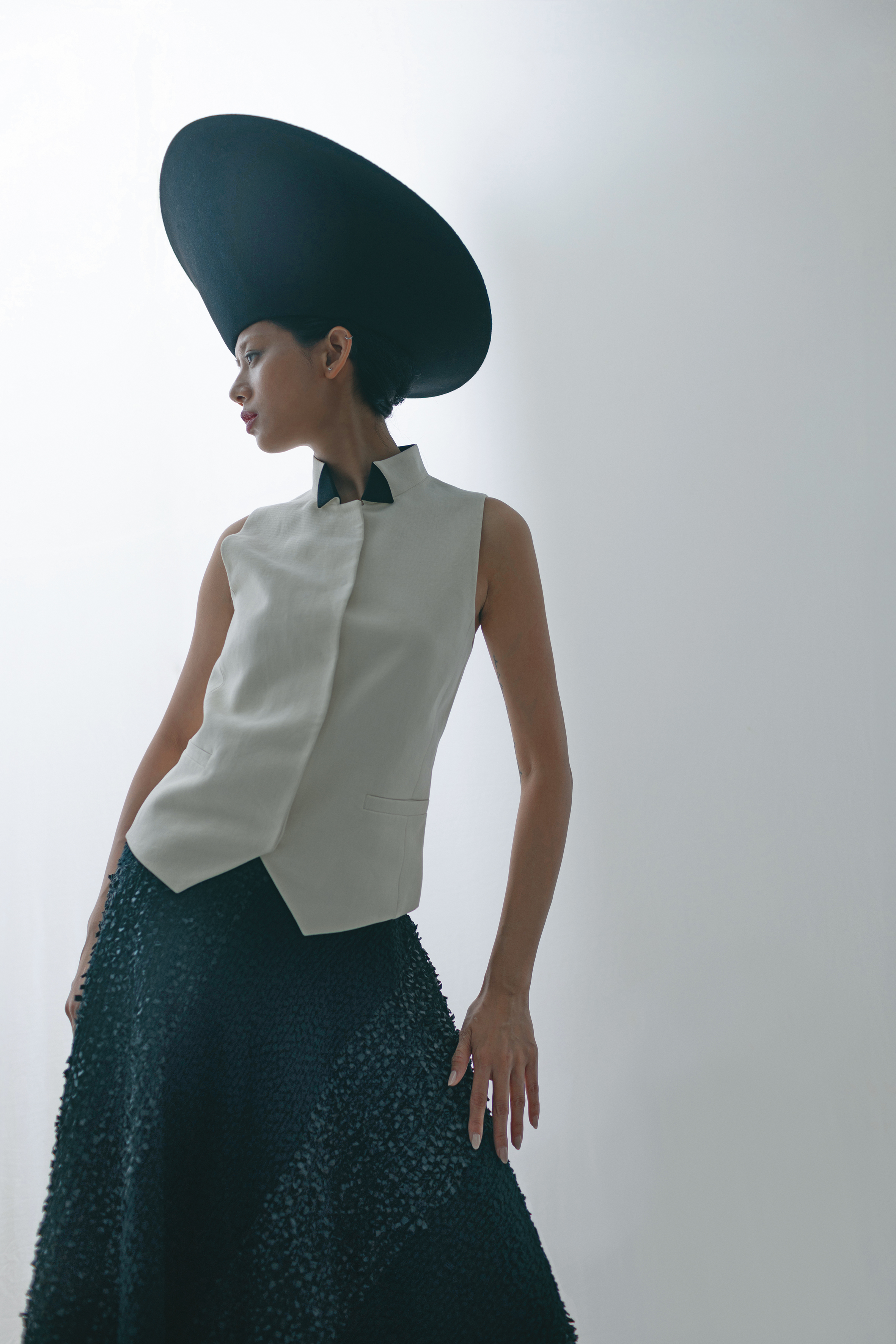 Khol背心 NT$78,500 Amely半截裙 價格店洽 Cleopatra帽 價格店洽 all by Loro Piana
