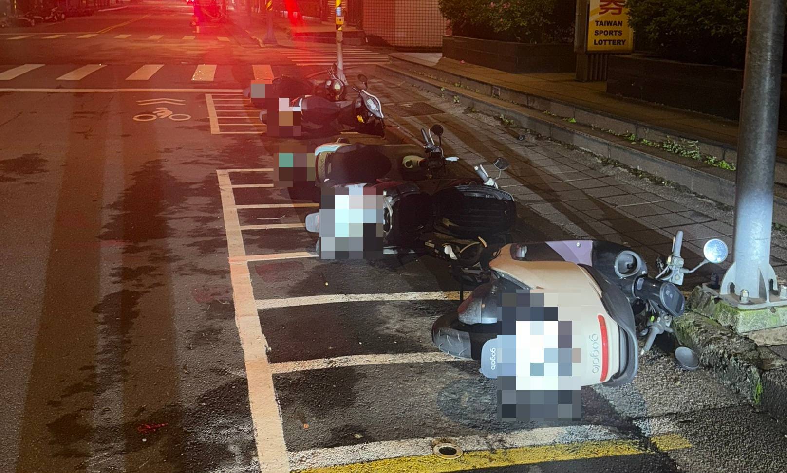 南港男「心情不好」凌晨怒推倒路邊機車。（警方提供）