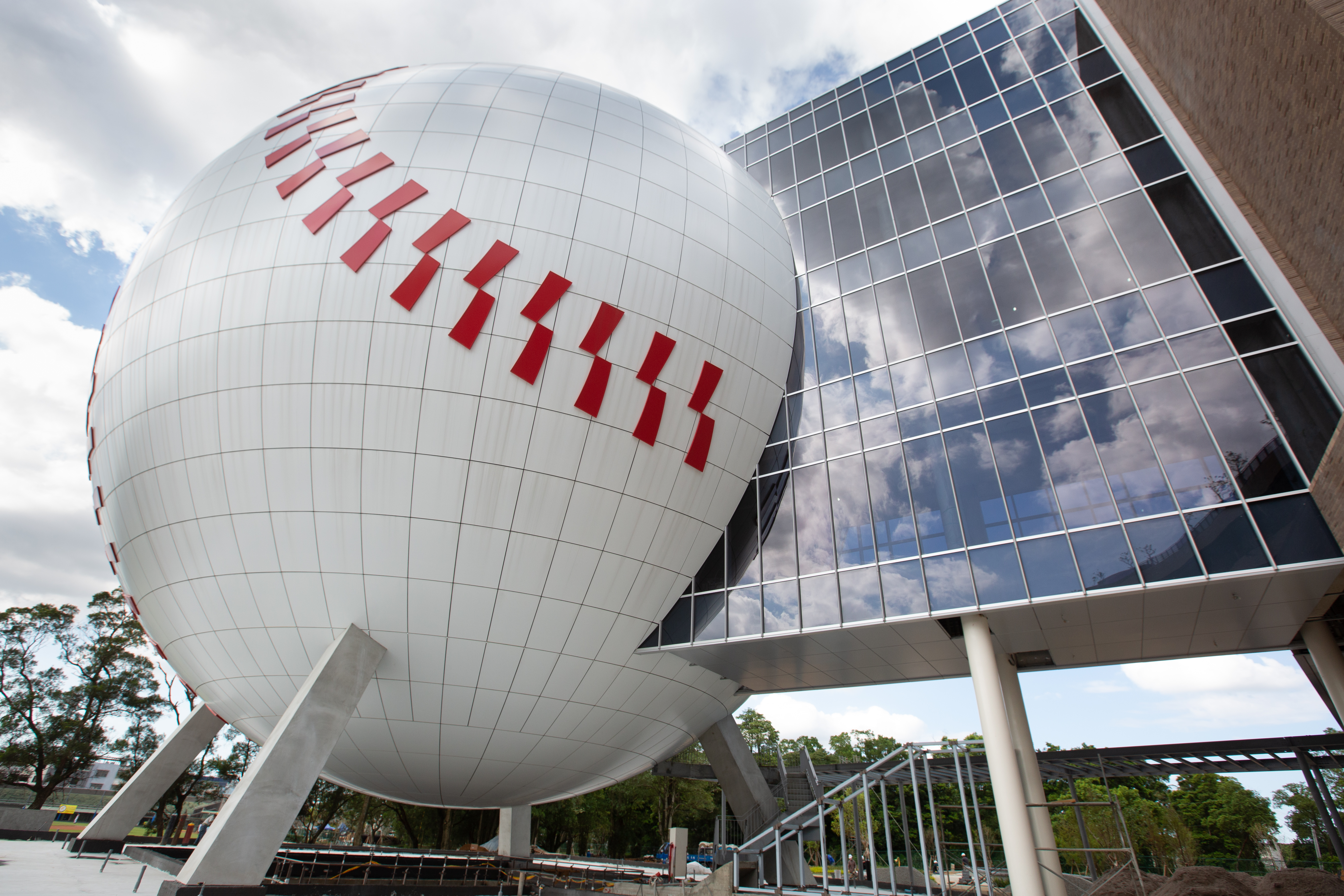 兄弟飯店董事長洪騰勝在桃園龍潭開設的名人堂花園大飯店，亮眼棒球球體建築曾轟動一時，如今卻被員工爆料拖欠薪資。（本刊資料照）
