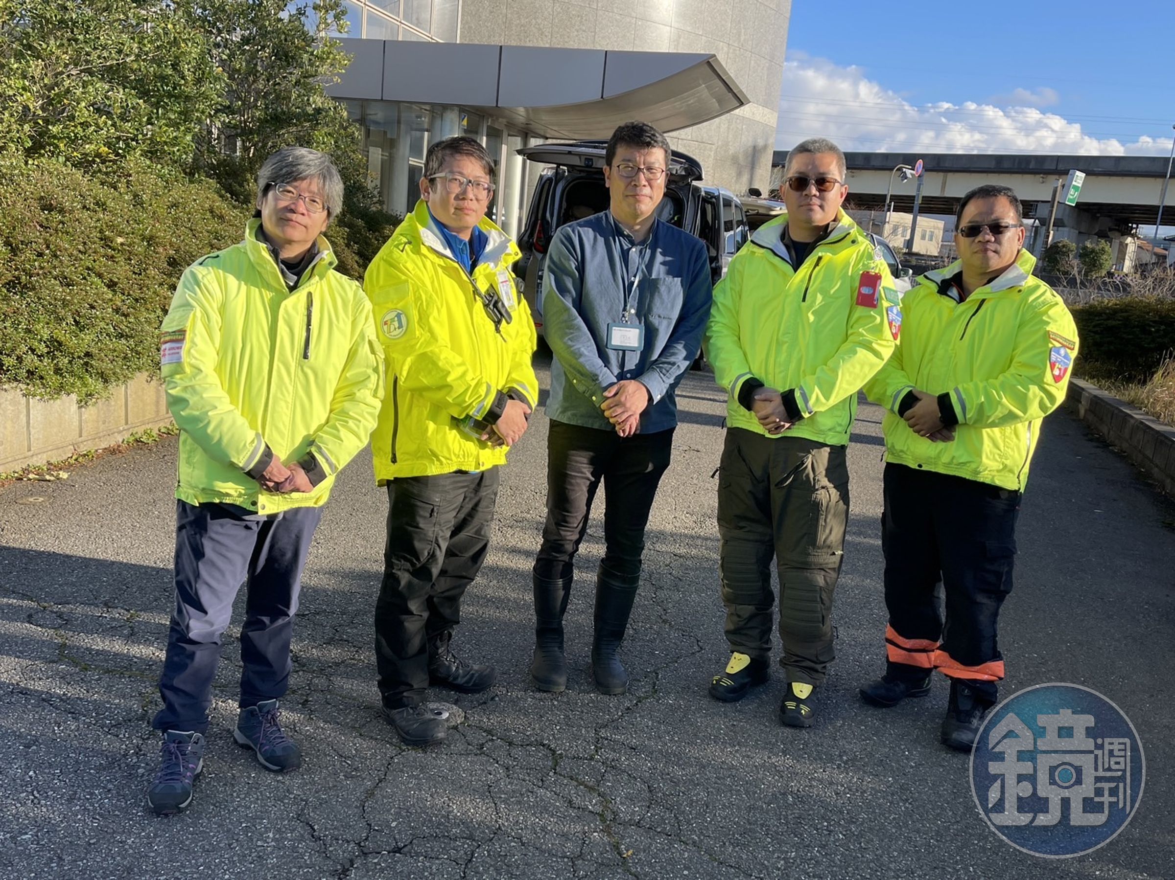 北陸媒體中心社長小林正明(中),親自駕車帶本刊進入珠洲災區。
