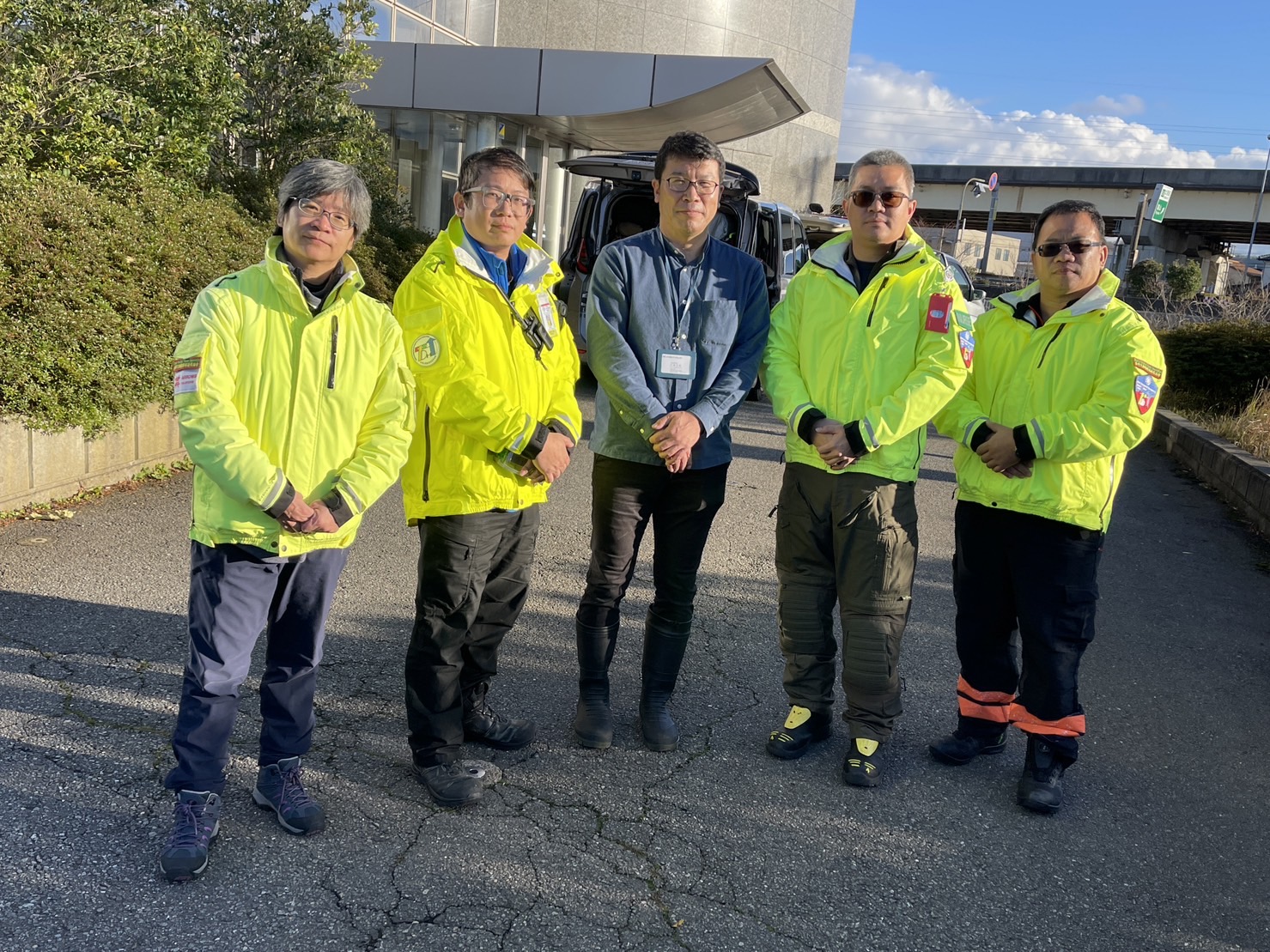 北陸媒體中心社長小林正明（中），親自駕車帶本刊進入珠洲災區。
