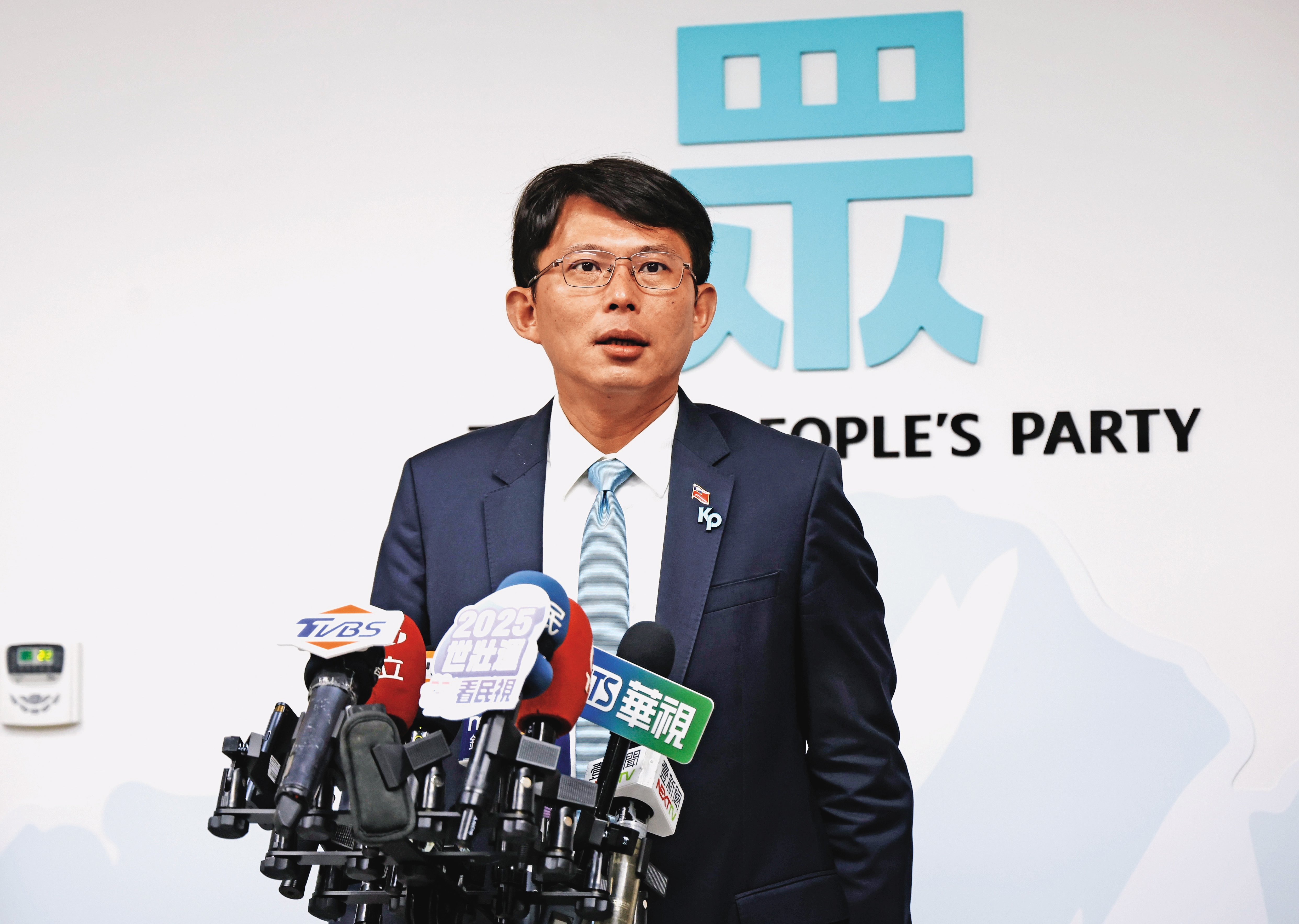 民眾黨主席黃國昌遭踢爆，長期指揮狗仔集團跟監偷拍政敵，被爆出是任職中央社的S姓女記者召集成員並擔任寫手，對此女記者謝幸恩發出聲明辭去中央社職務。