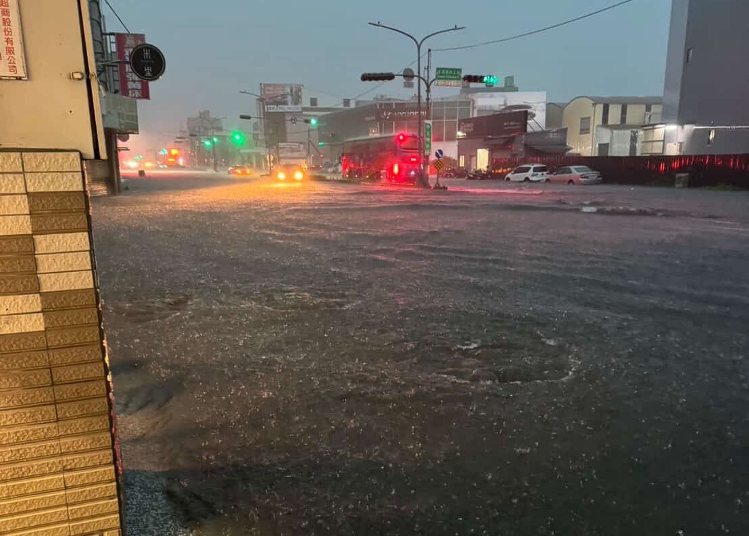 近日風災、水災不斷,中南部地區災情嚴重。(翻攝自台南式臉書粉專)