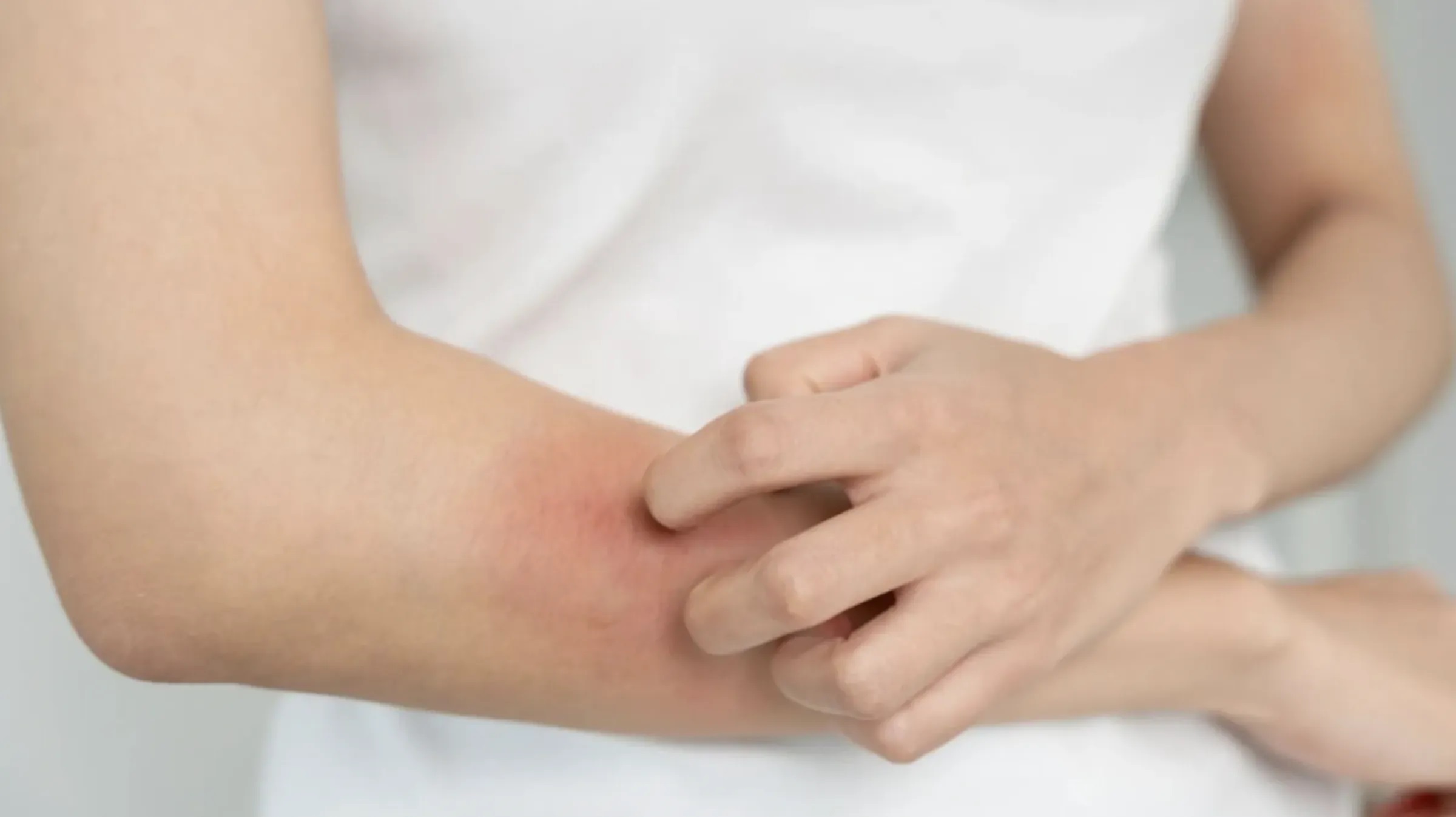 這波疫情呈現明顯的在地化與年輕化趨勢，統計顯示有高達63%的感染發生在日本的醫療機構或家庭內部。示意圖（freepik提供）