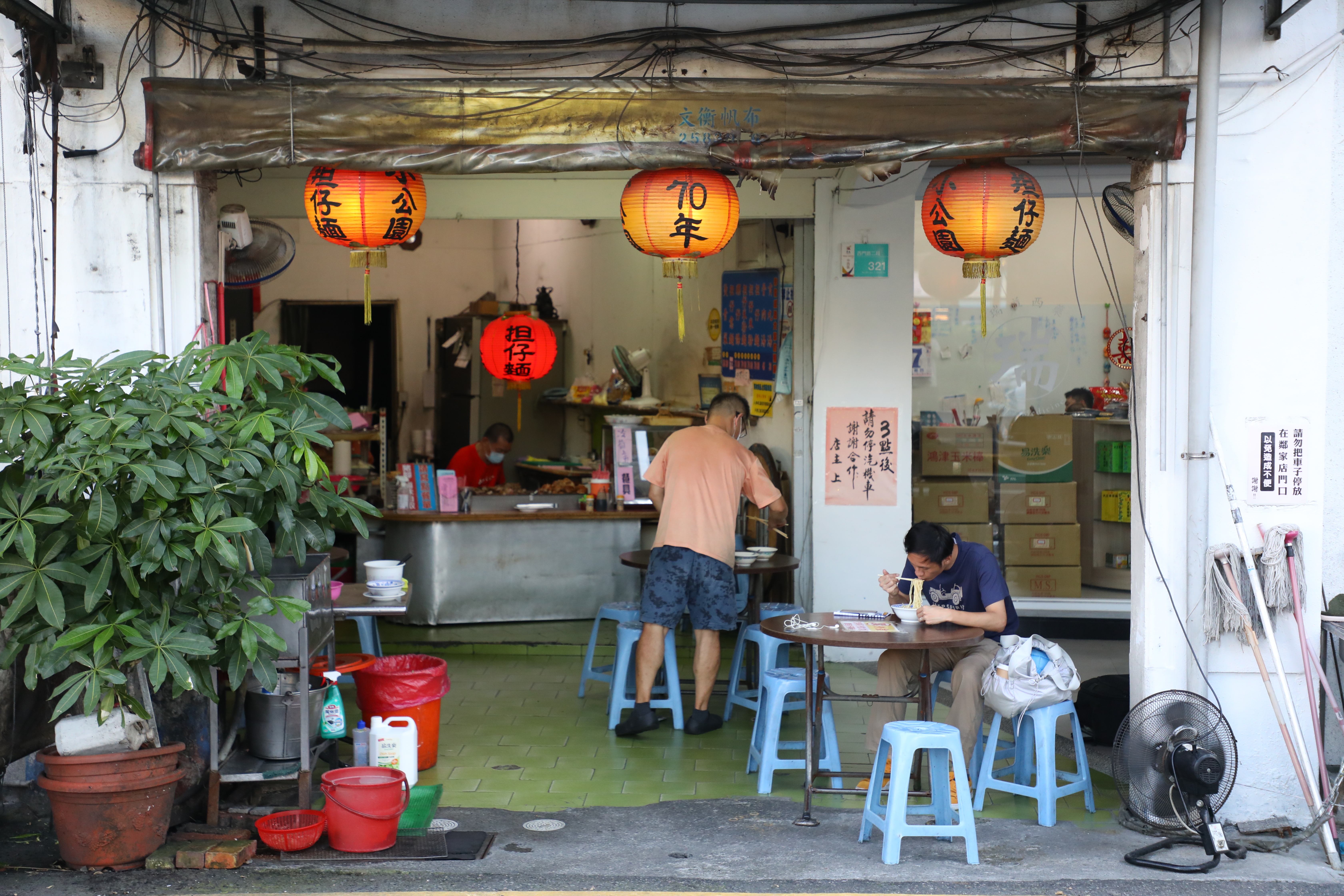 「小公園擔仔麵」門前的紅燈籠上寫著70年，但老店的實際年紀肯定超過70了。