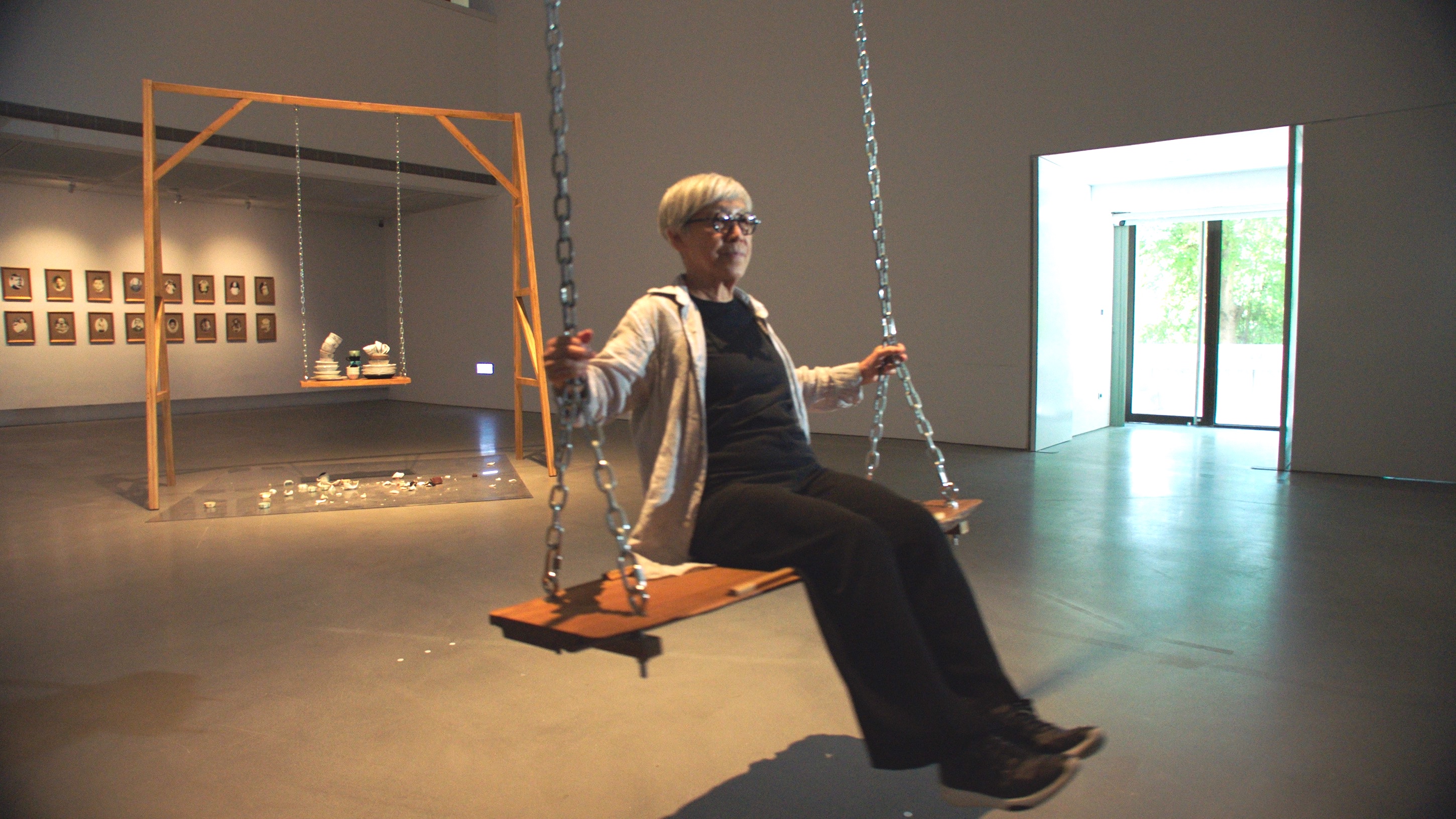 吳瑪俐特意於展覽中設置鞦韆，讓民眾能親身感受藝術。（公視提供）