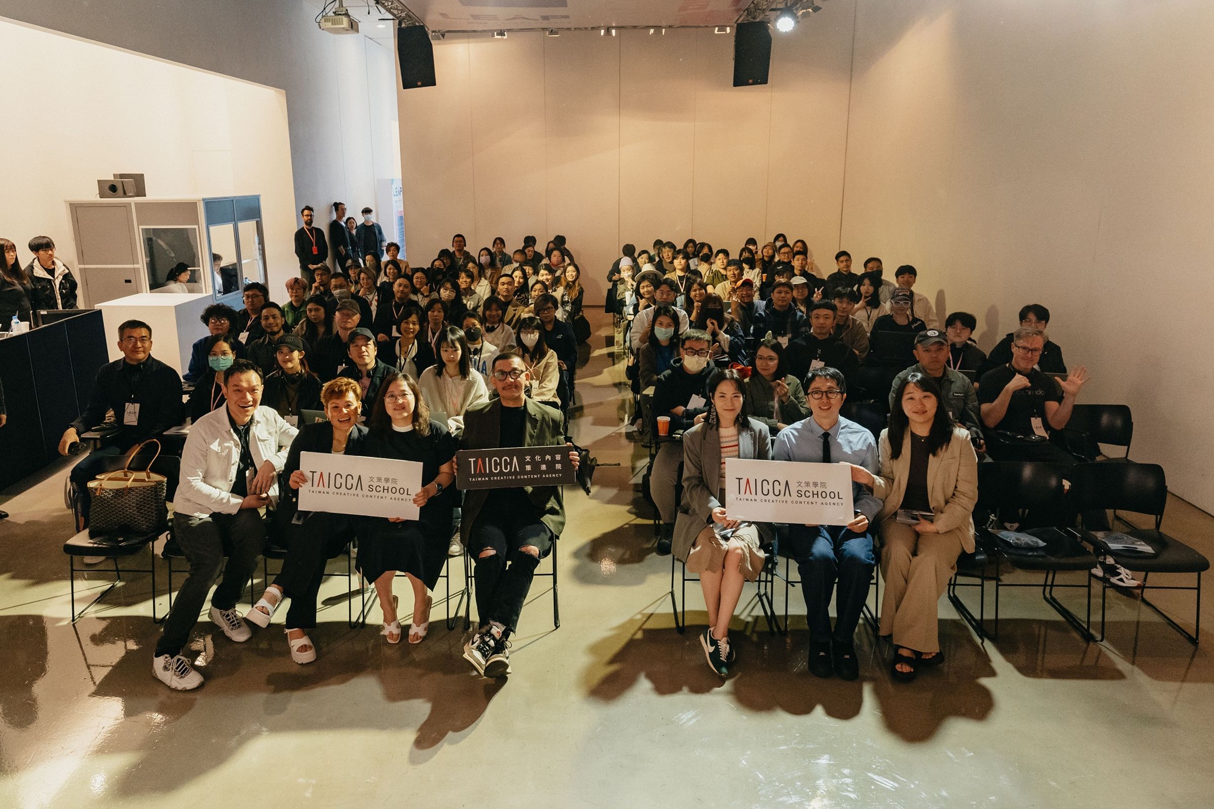 AR Asia Production Limited創辦人及營運長黃國賢（左起）、創辦人及執行長陳安怡、講師金美蓮、文策院董事長蔡嘉駿，以及Something Special 副總裁金仁淳、內容開發主管宋文永、製作主管朴海琁為《LEAP》大師講堂開課合影。（文策院提供）