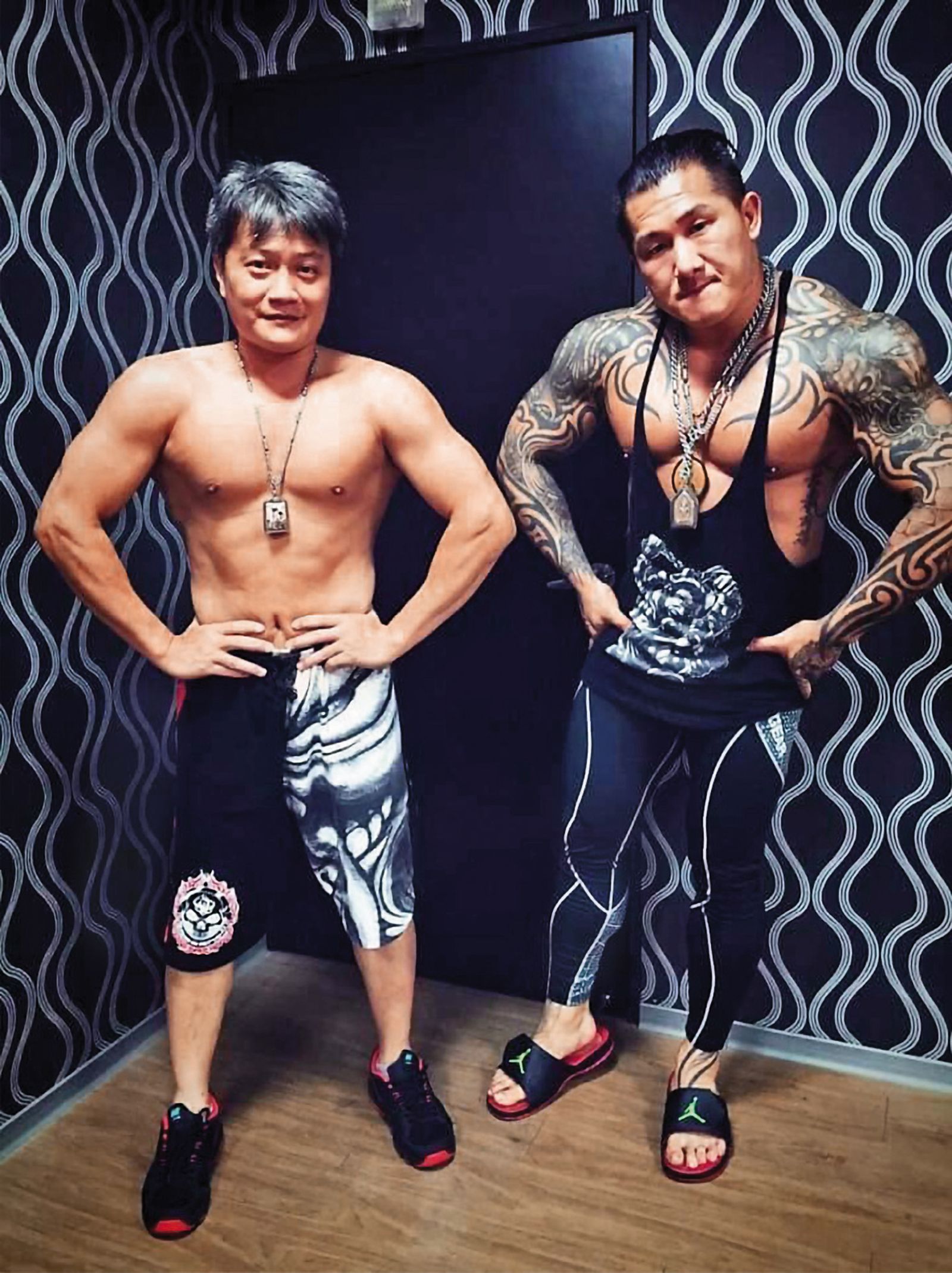 館長（右）與「軍師」吳明鑒（左）為錢翻臉，交情已回不去。（翻攝館長臉書）