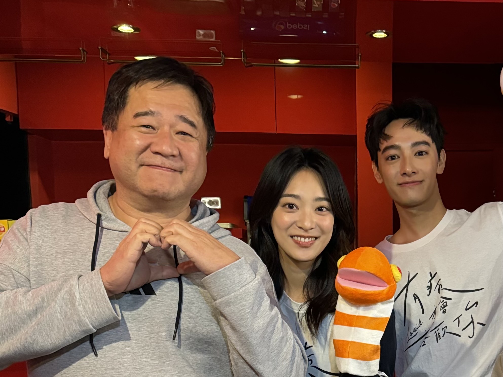 陸劇《難哄》導演瞿友寧特別來為其旗下女星江齊加油打氣，右為劉修甫。（紅衫娛樂遺提供）