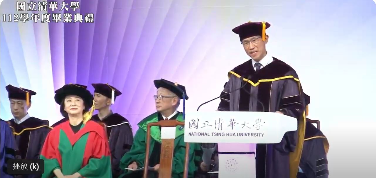 清大校長高為元以「心目中永遠的東方不敗」介紹林青霞出場。(翻攝清華大學YouTube)