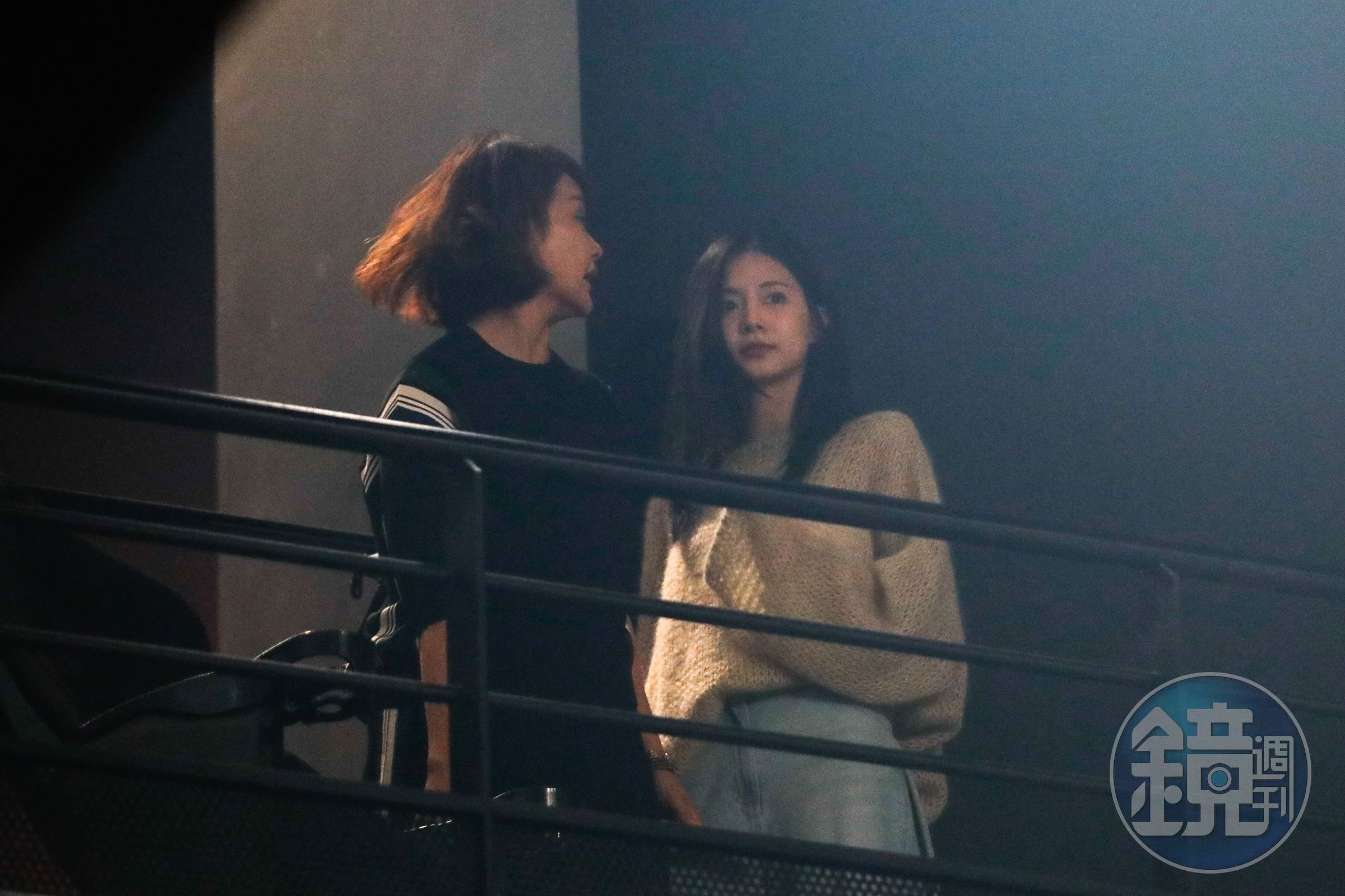 周子瑜(右)找媽媽(左)一起來看好友演唱會,鋒頭不輸女主角餒。