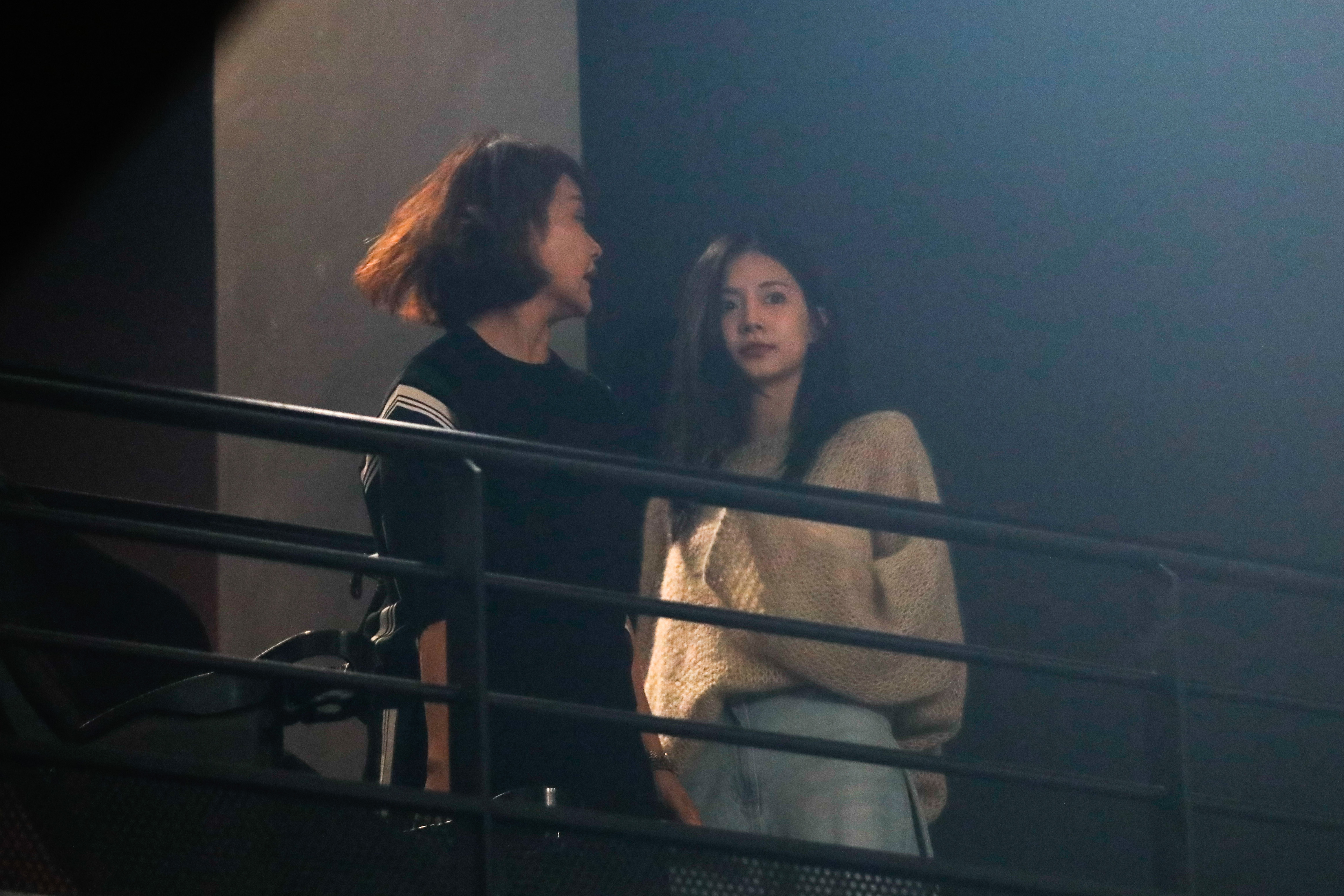 周子瑜（右）找媽媽（左）一起來看好友演唱會，鋒頭不輸女主角餒。