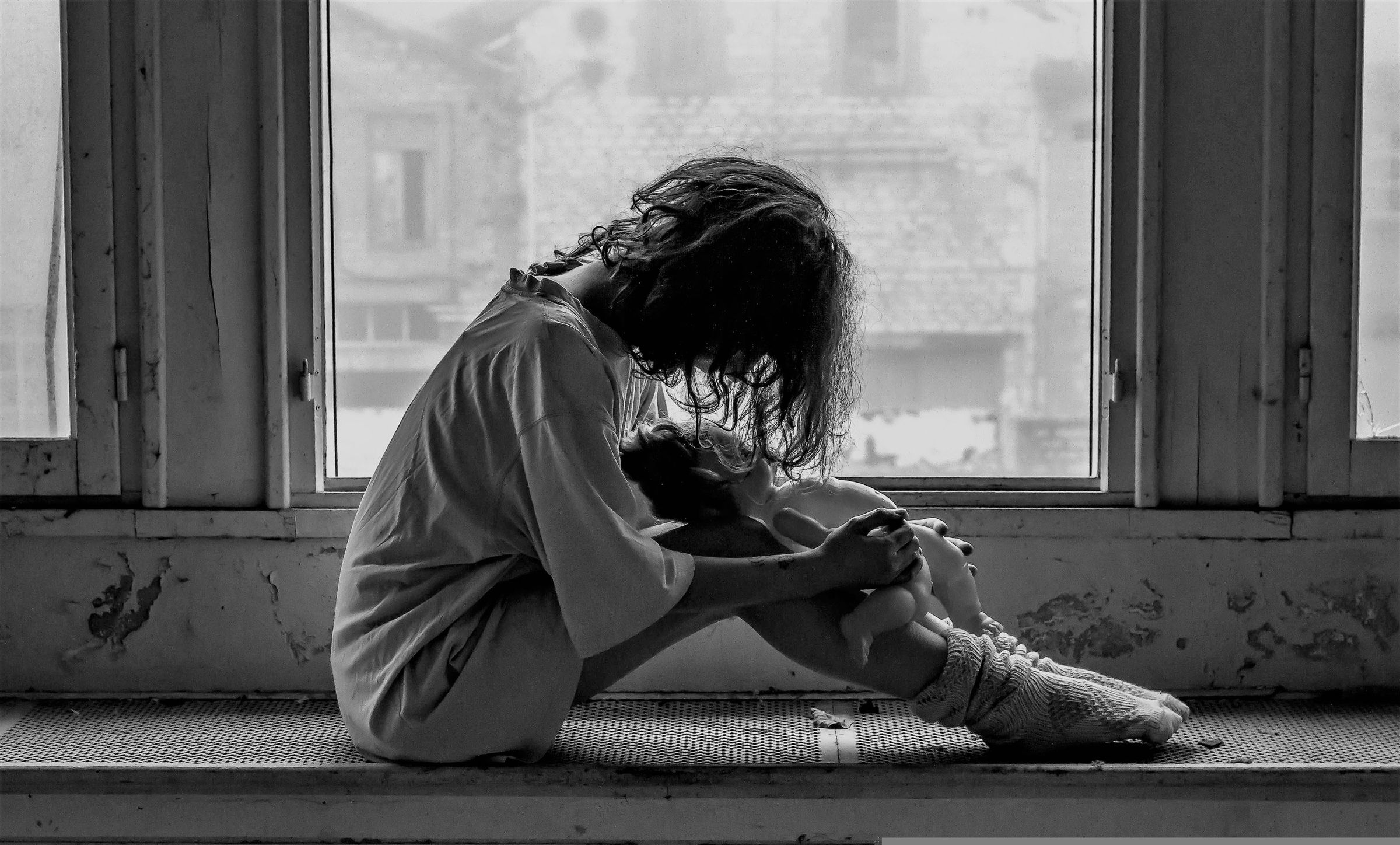 1名34歲橫濱男子涉嫌對女友施暴，並強迫對方輕生，導致女子從6樓墜下傷勢嚴峻；示意圖。（pixabay）