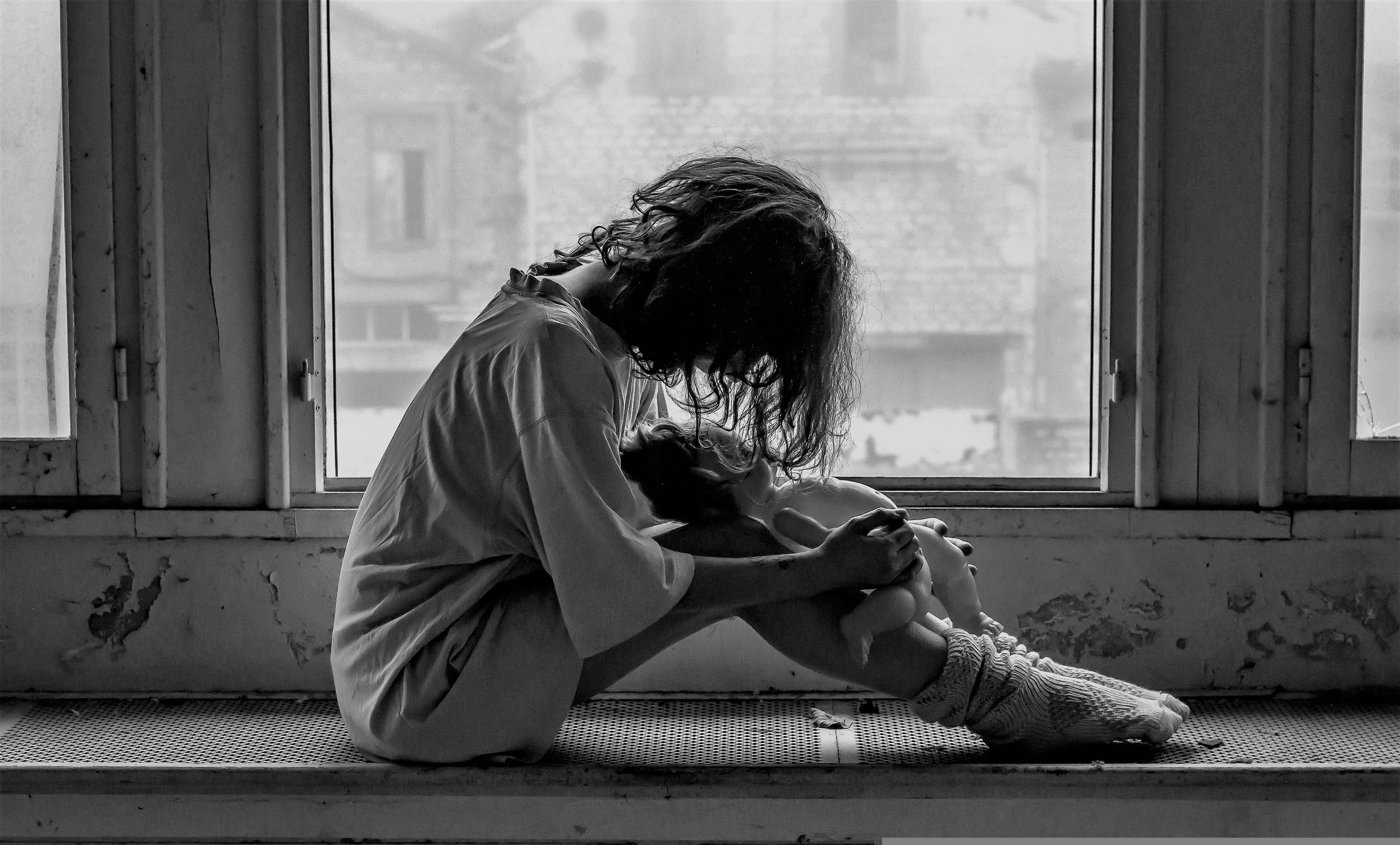 1名34歲橫濱男子涉嫌對女友施暴，並強迫對方輕生，導致女子從6樓墜下傷勢嚴峻；示意圖。（pixabay）