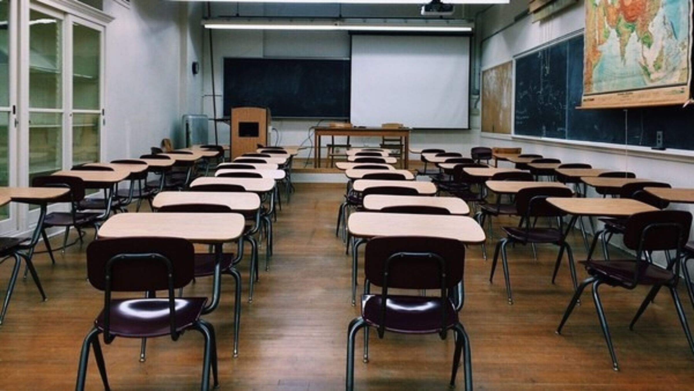 某高中一名女學生,對另名女同學踹桌、摑掌,甚至還惡劣亂剪對方頭髮,影片一曝光,引發譁然。(翻攝自Pixabay)