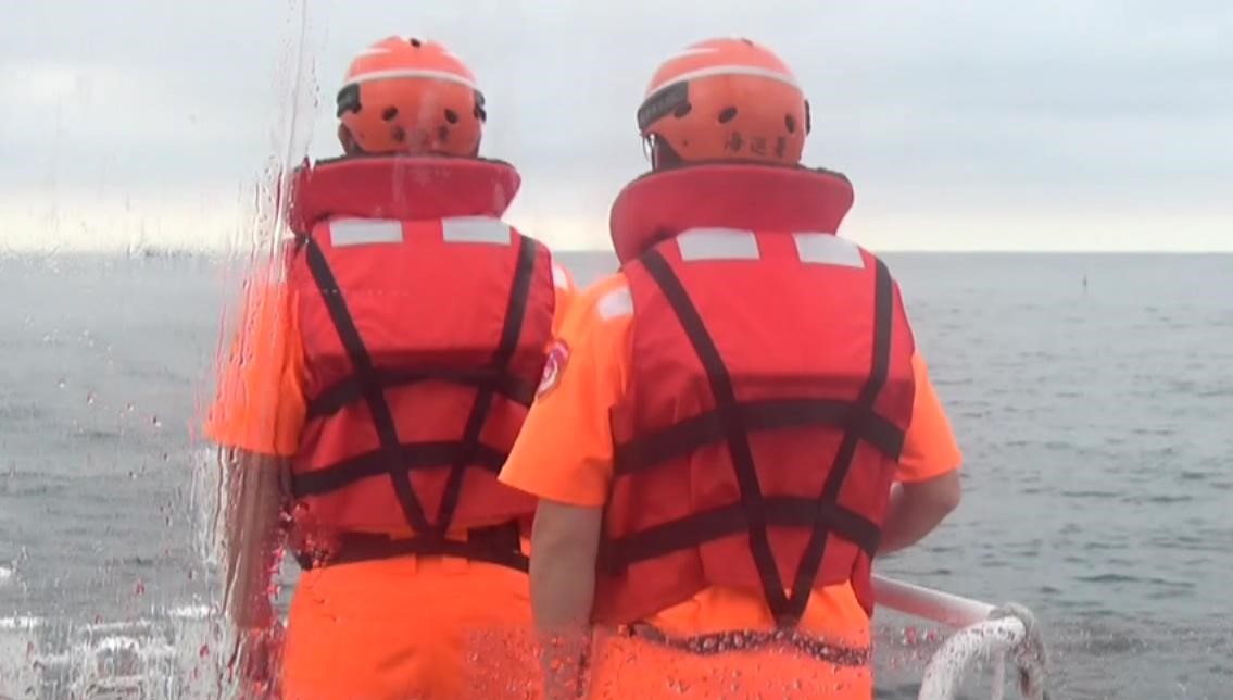 海巡人員在出事海域搜救。（海巡署提供）