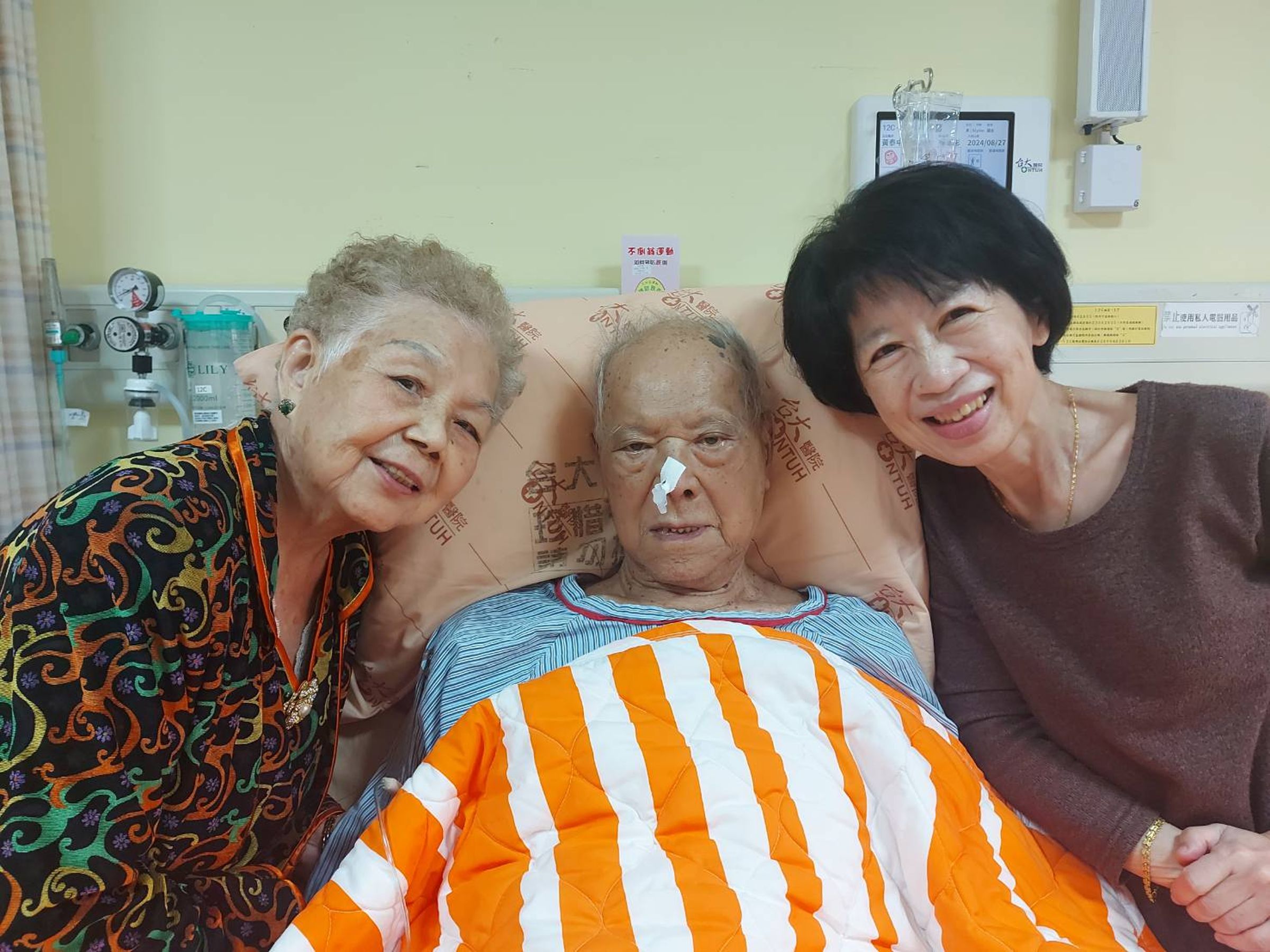 陳佩琪（右）透露婆婆（左）心智功能在公公（中）告別式後急速退化。（翻攝自陳佩琪Peggy臉書）