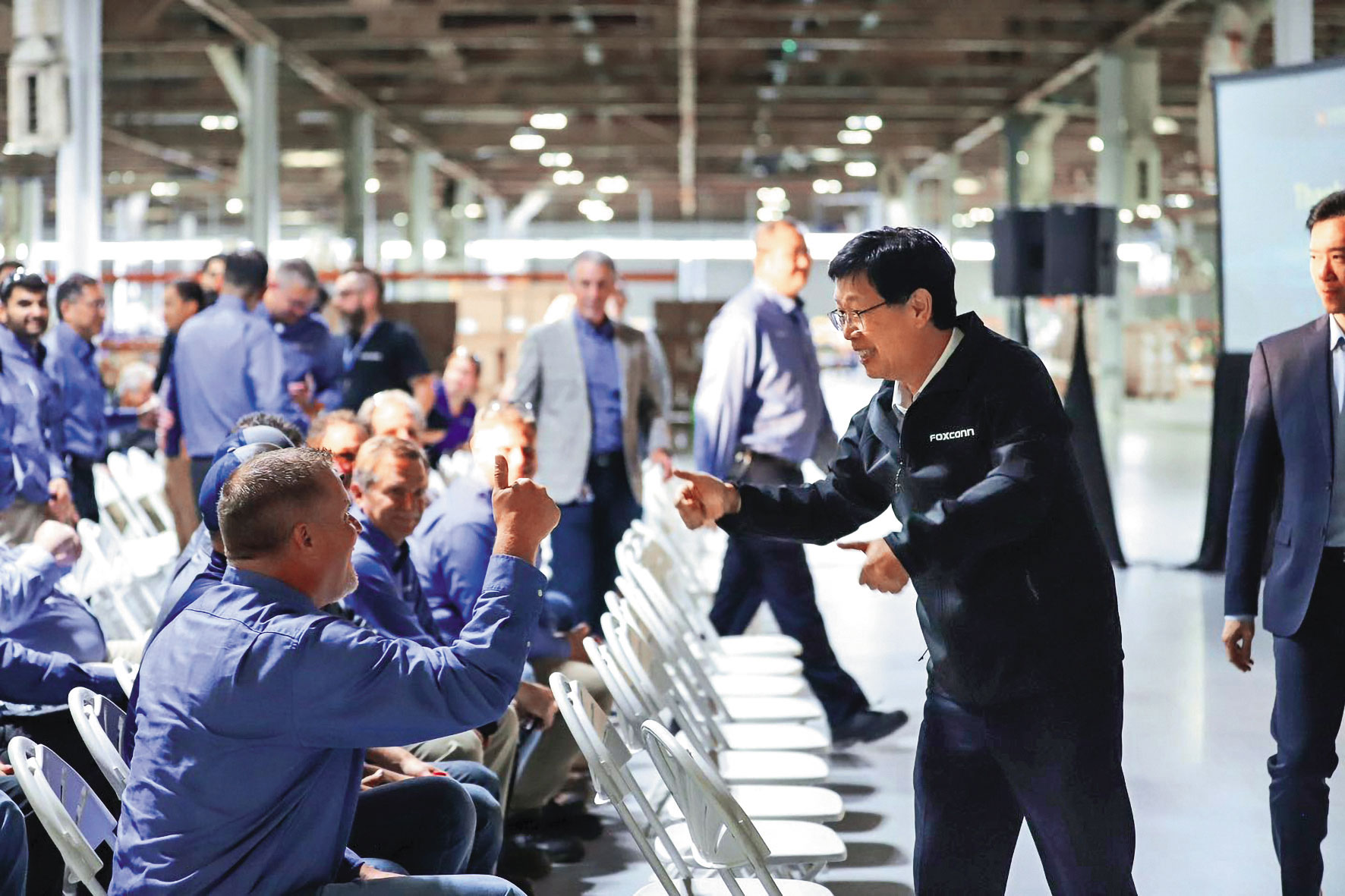 為布局北美電動車市場，劉揚偉（右）曾把俄亥俄州廠視為重要生產基地，還特別飛往美國替員工打氣。（翻攝自鴻海臉書）