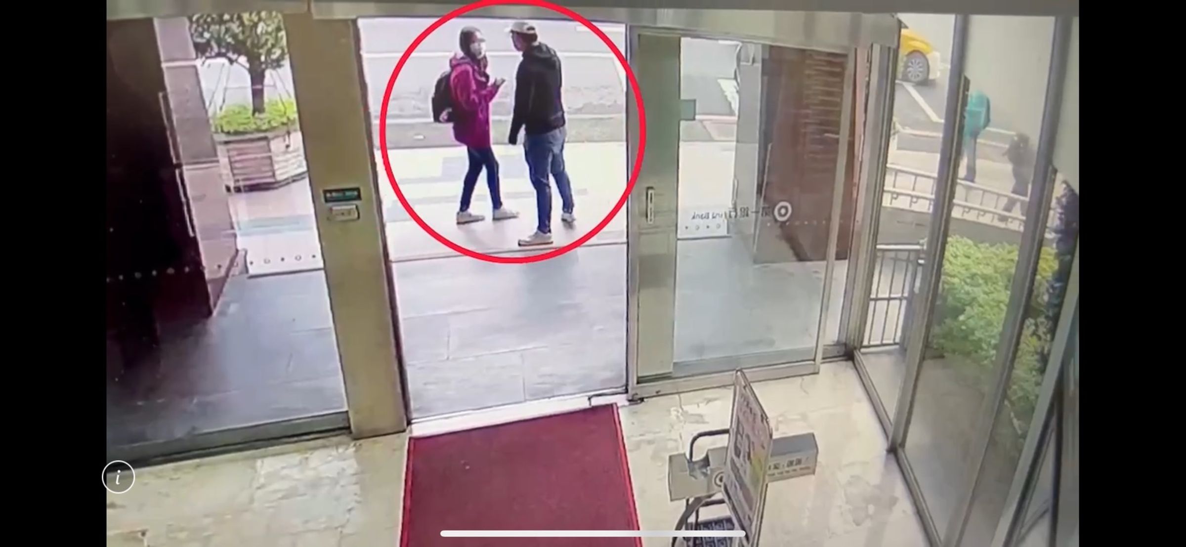 孫男（紅圈）搭訕黃女問路，後方蔡男則伺機搶走黃女背包。（翻攝畫面）