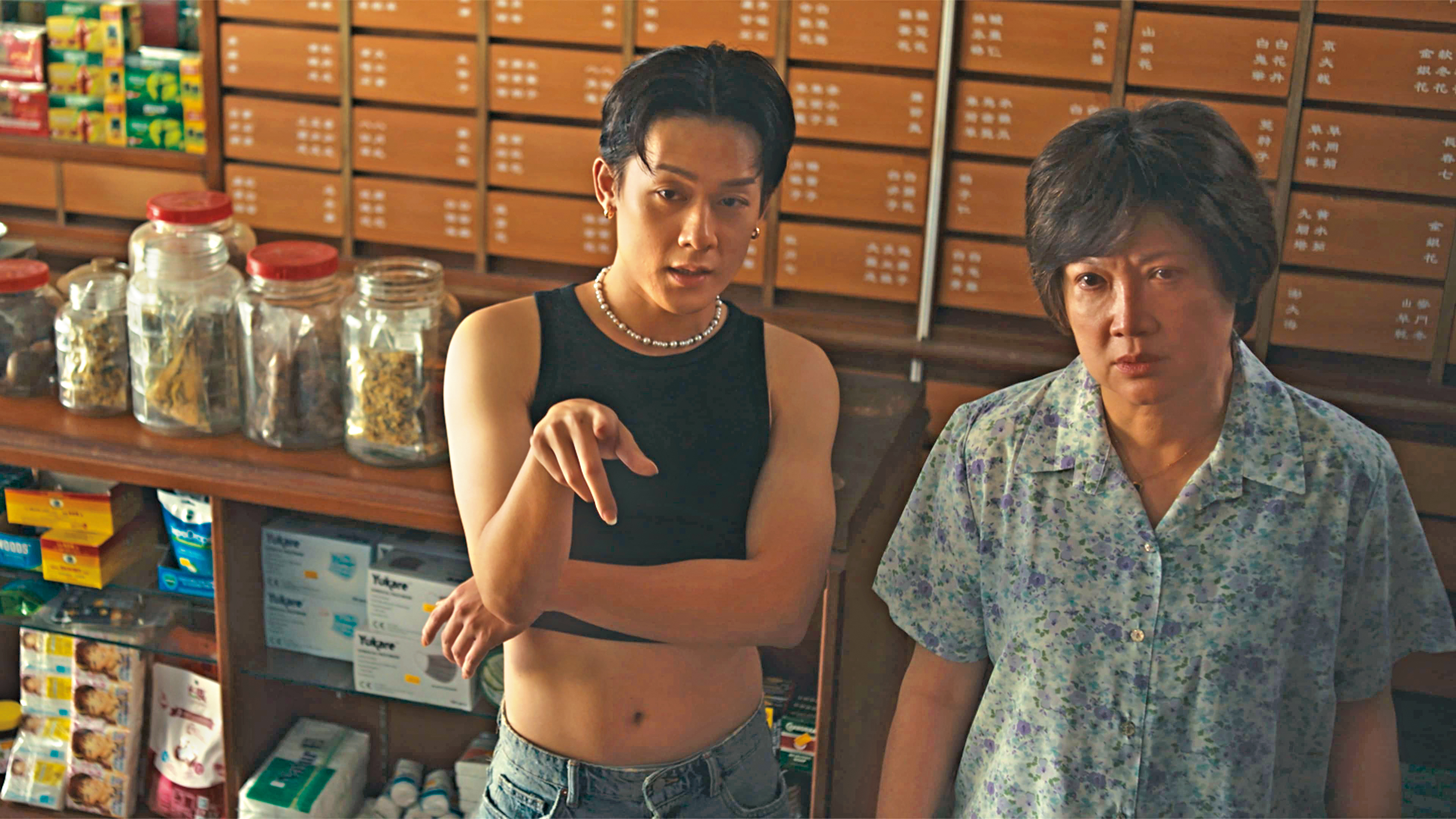 離家多年的兒子返來照顧失智母親，謊稱自己是「女兒」後反找到互動良方，解開多年心結。（甲上提供）